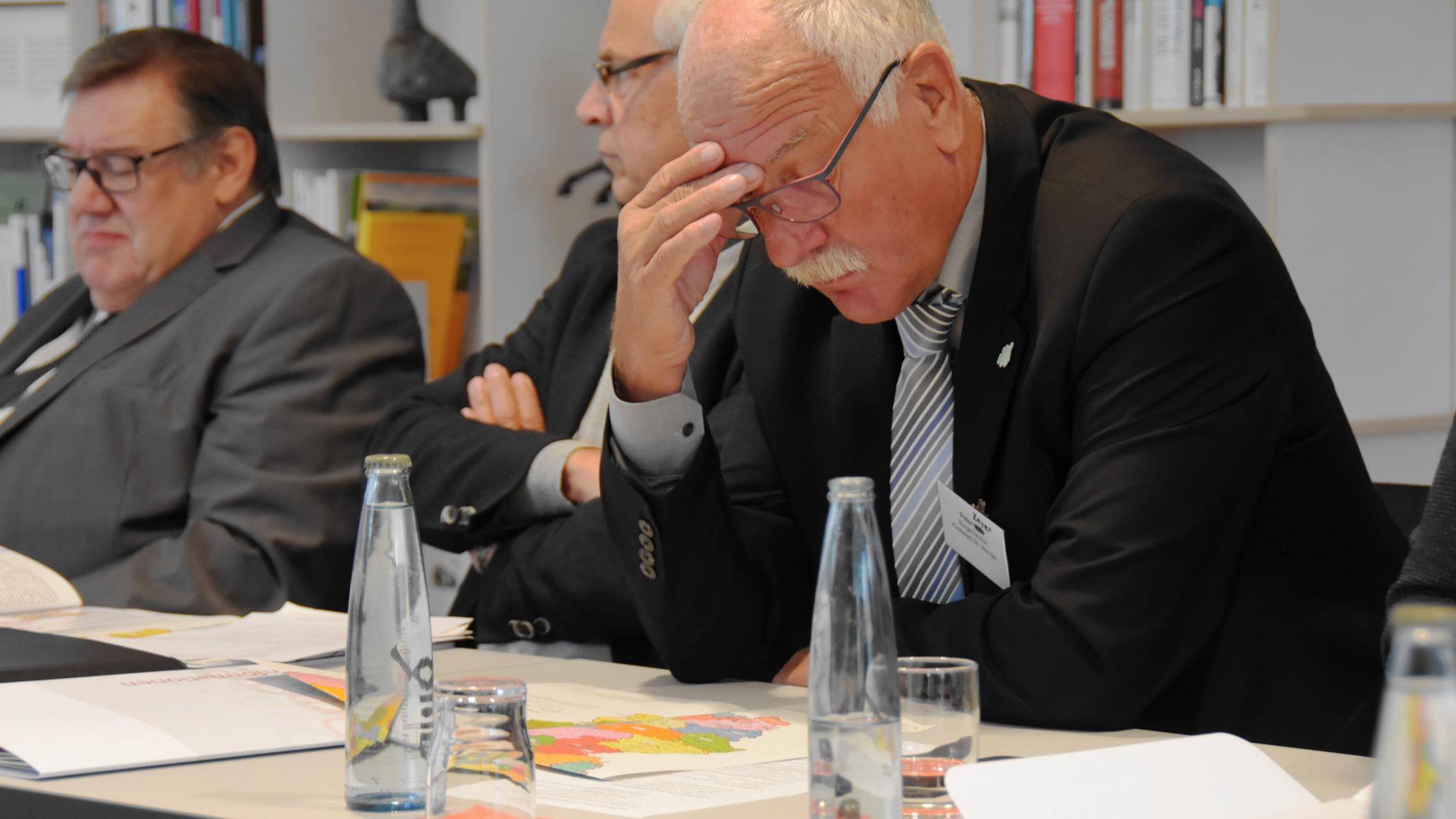 Vertieft in die Karte der neuen Pfarreien: Bürgermeister und Beigeordnete trafen sich mit Weihbischof Brahm zum Austausch über die Synodenumsetzung.