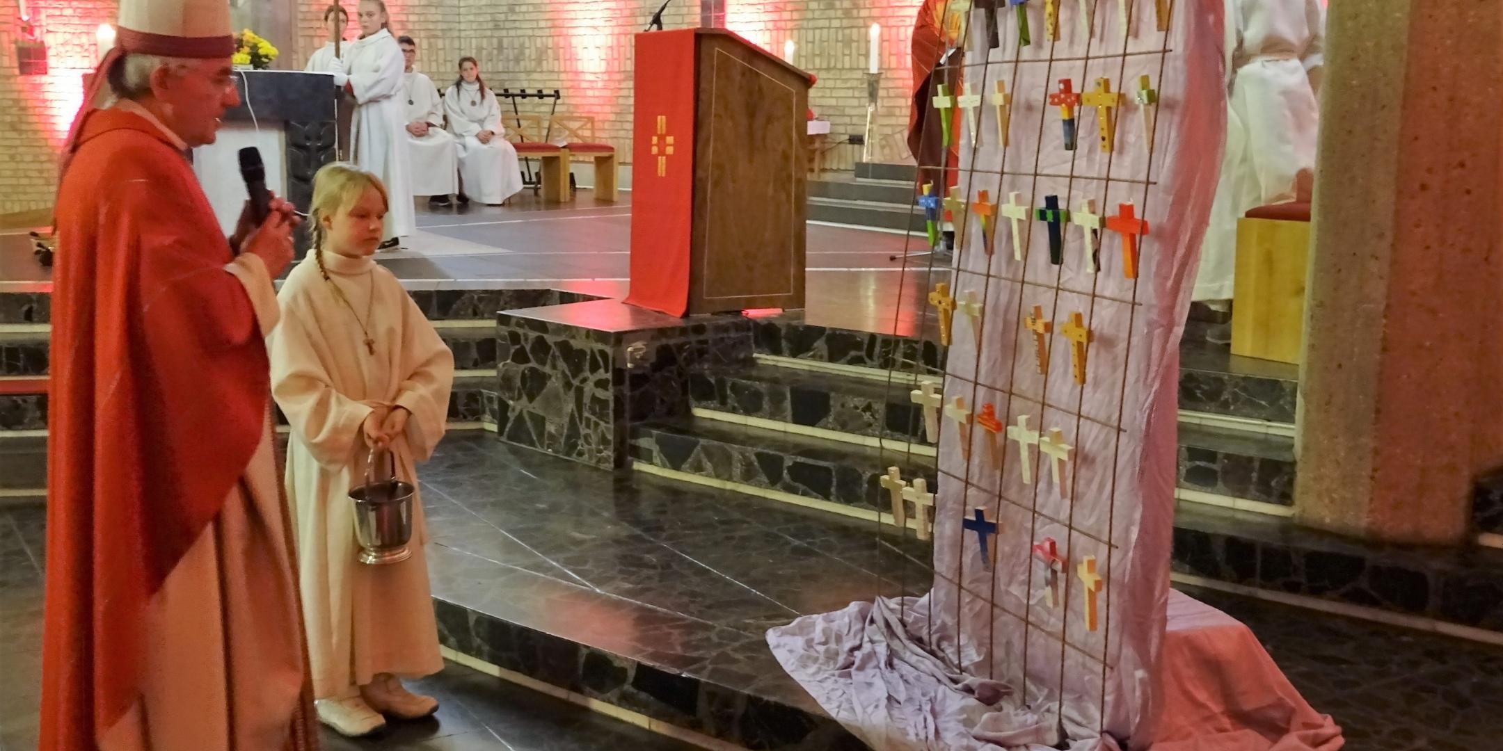 Weihbischof Gebert bei der Segnung der Firmkreuze