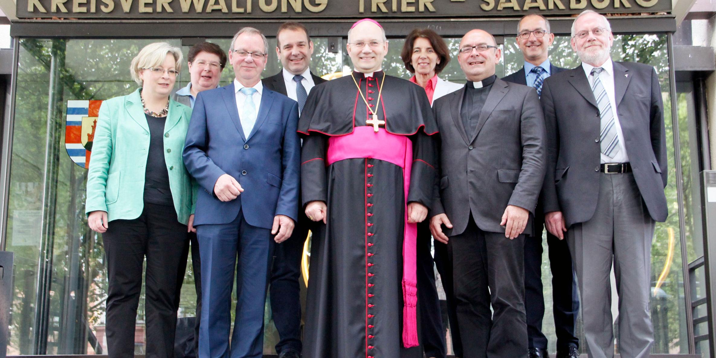 vlnr: S. Nickels, D. Weirich, J. Dixius, J. Christmann, Weihbischof H. Dieser, J. Schmitz, K. Feid, J. Weber, M. Tüx.