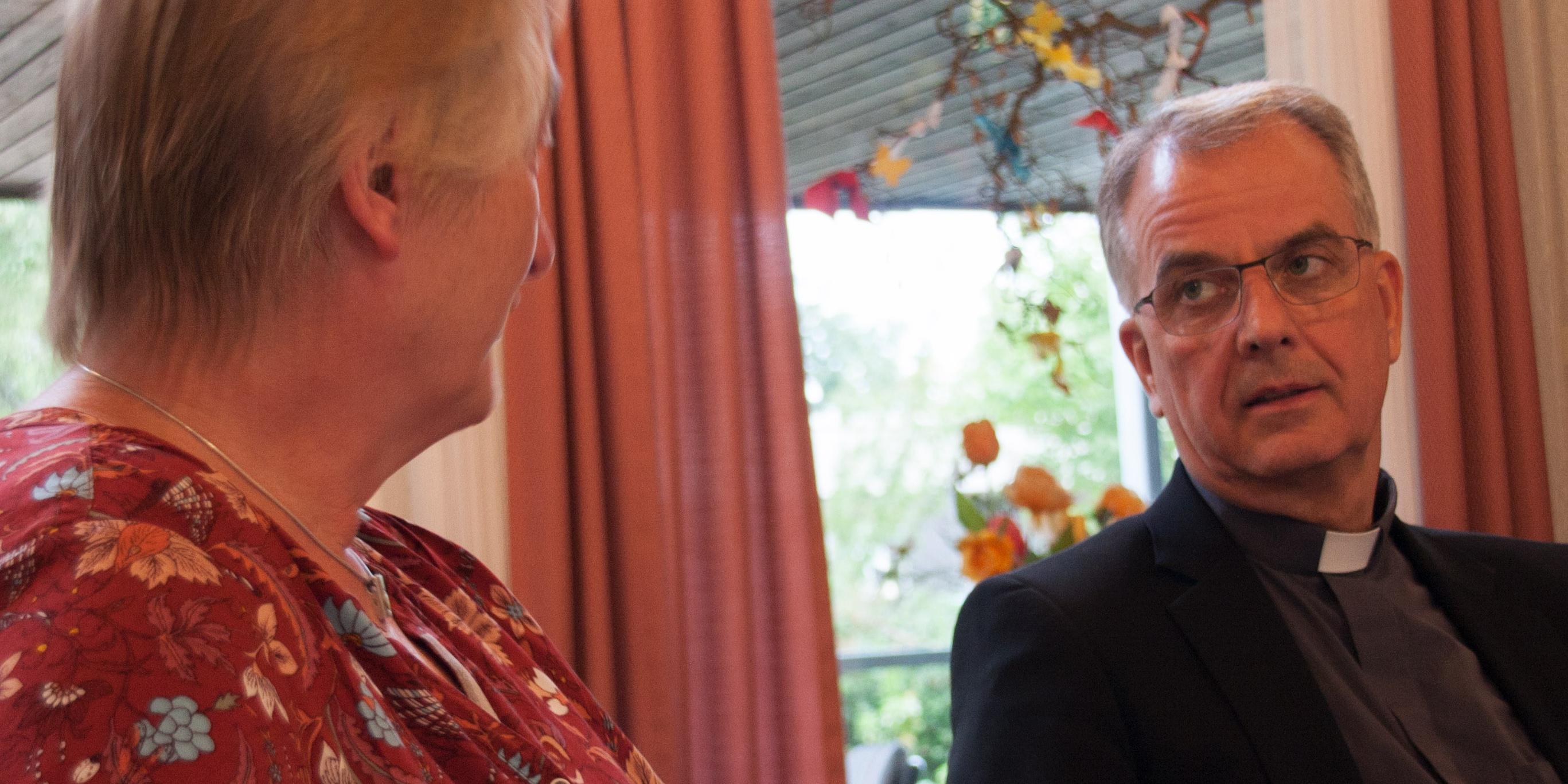 Weihbischof Peters im Gespräch in der Flüchtlingshilfe Betzdorf