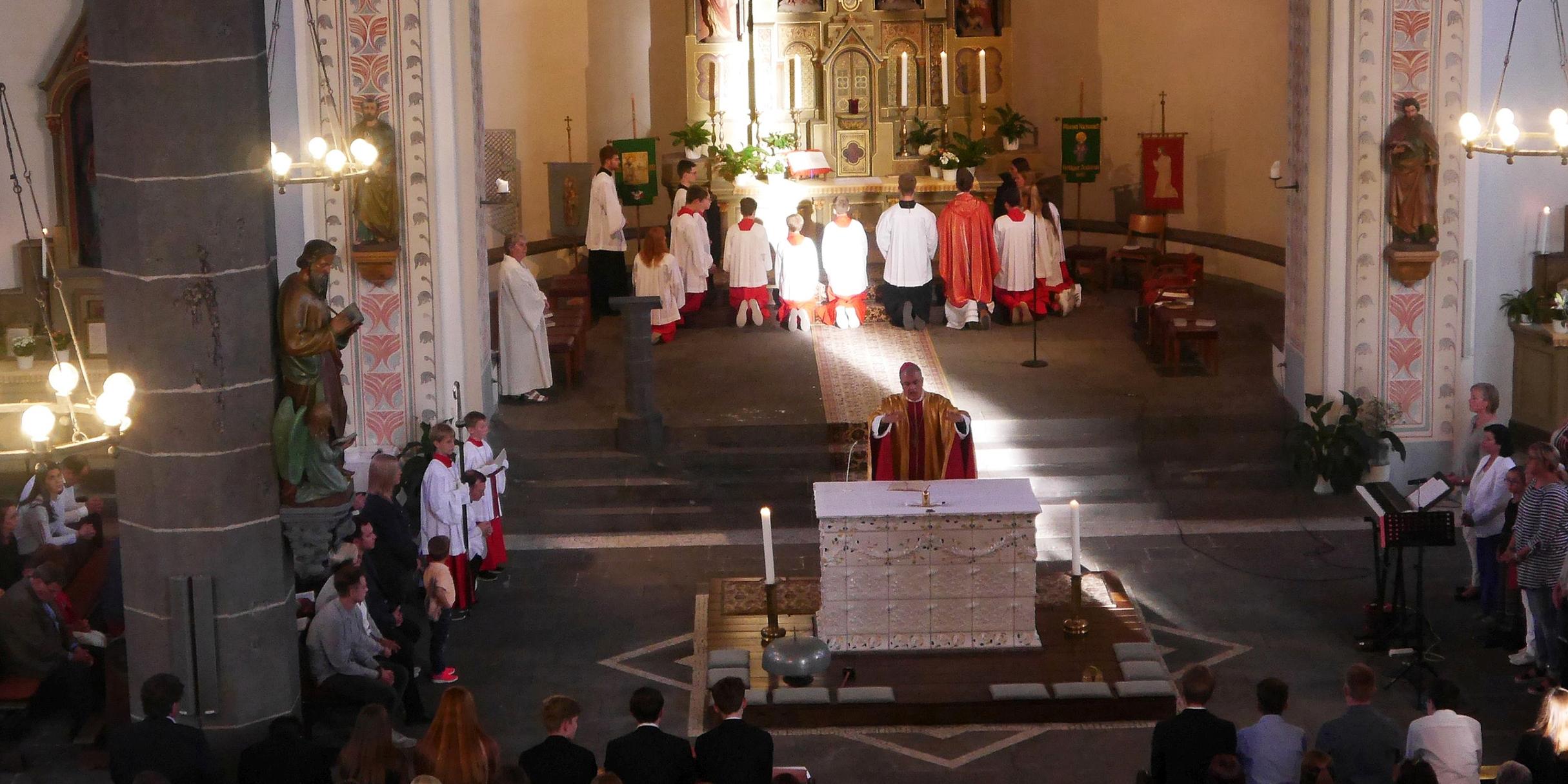 Weihbischof Peters in der vollbesetzten Pfarrkirche St. Arnulf