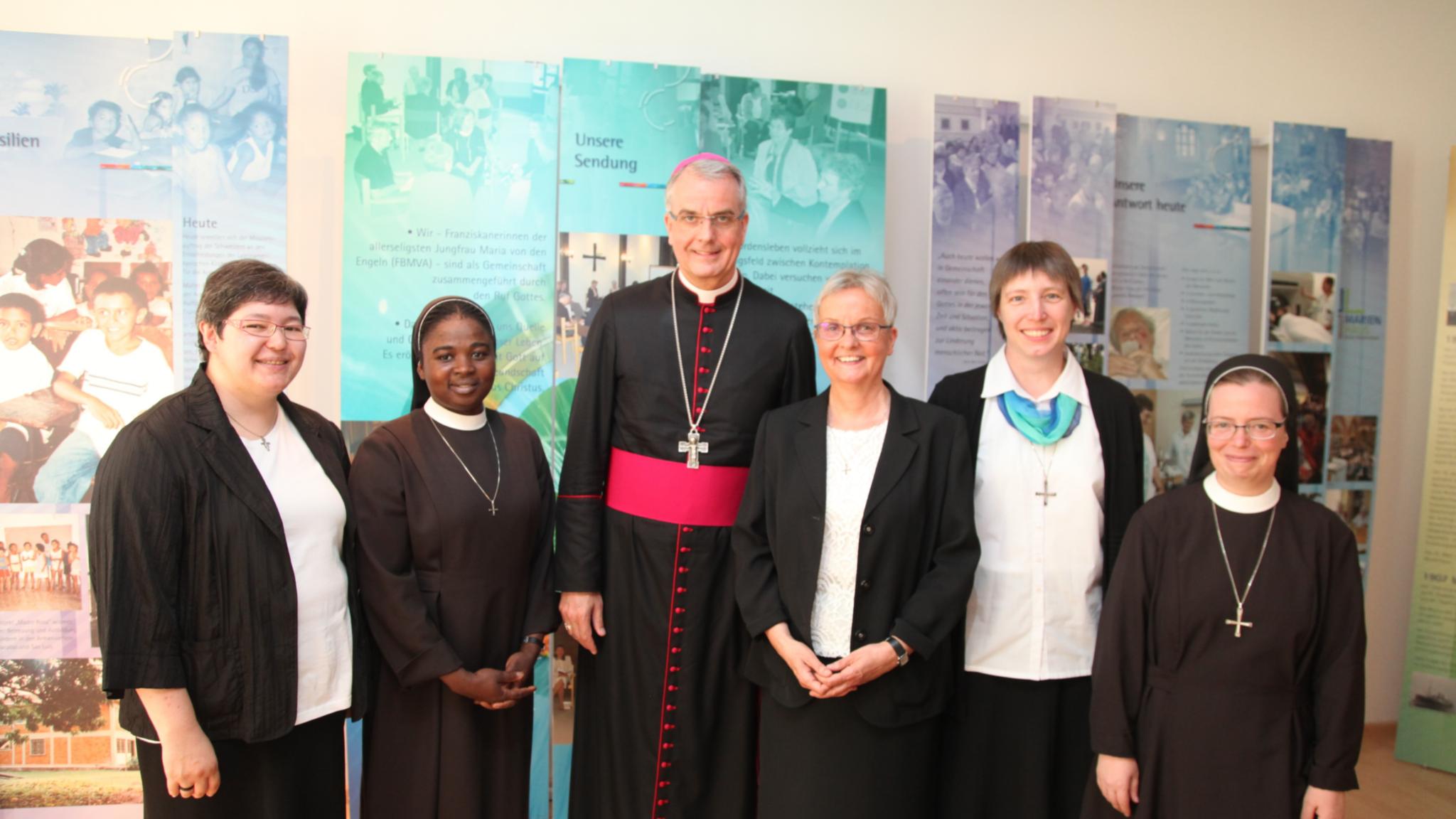 Schwester Simone-Maria Fengler, Schwester M. Diane Tobossi, Weihbischof Jörg Michael Peters, Generaloberin Schwester Edith-Maria Magar, Schwester Marina Buding und Schwester Dorothesa-Maria Slabschie (v.li.).
