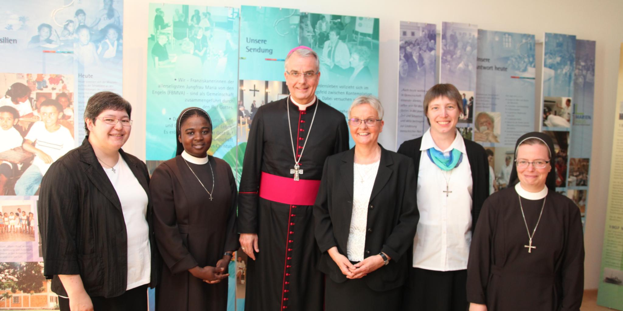 Schwester Simone-Maria Fengler, Schwester M. Diane Tobossi, Weihbischof Jörg Michael Peters, Generaloberin Schwester Edith-Maria Magar, Schwester Marina Buding und Schwester Dorothesa-Maria Slabschie (v.li.).