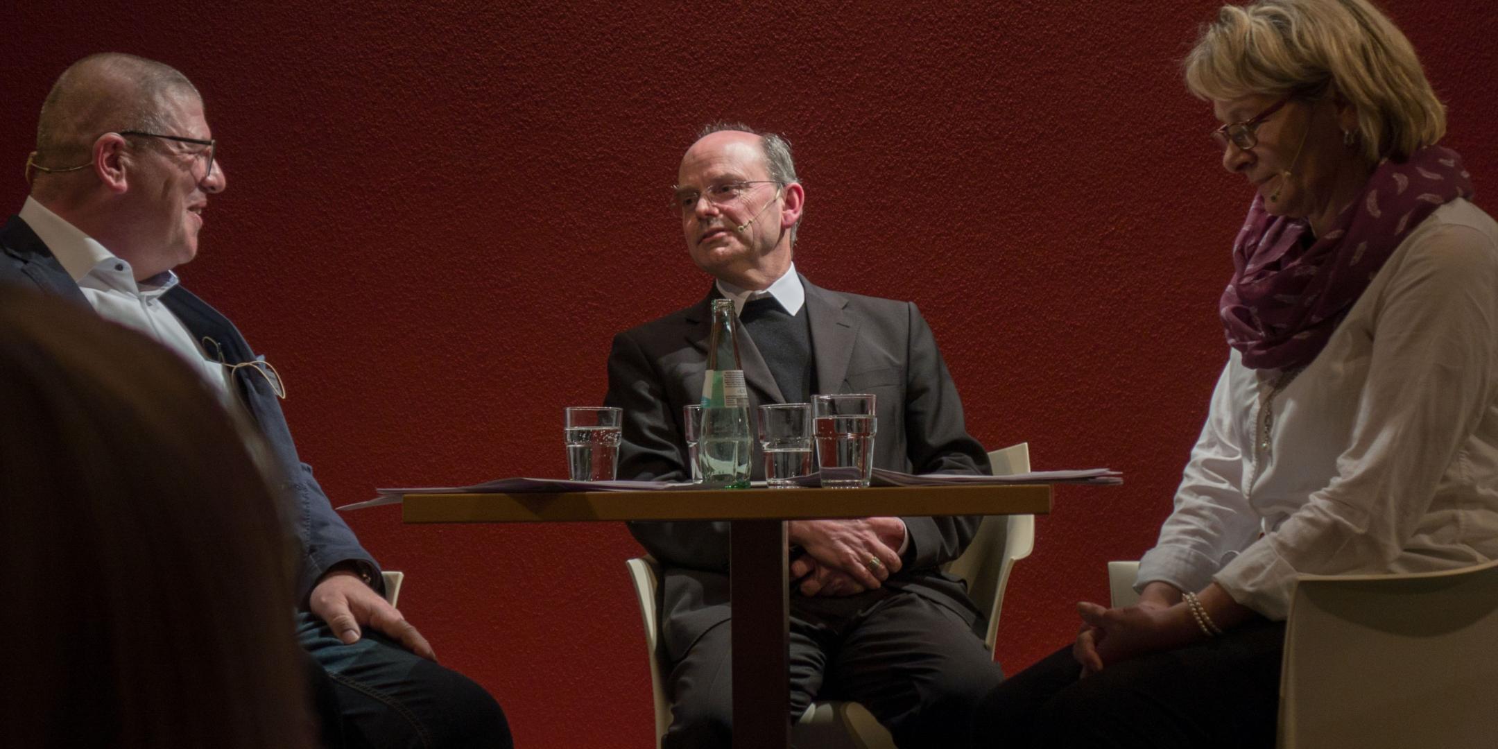 Weihbischof Brahm (Mitte) mit den Moderatoren Hans-Peter Schmitt und Reinfriede Scheer.