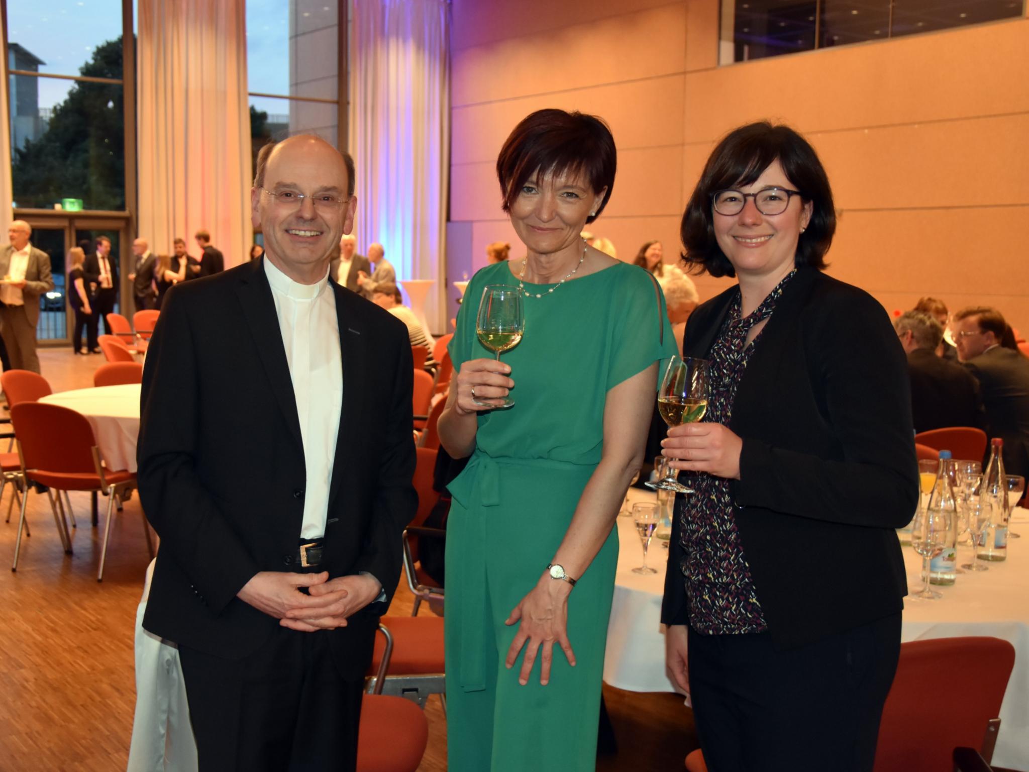 Weihbischof Robert Brahm, Ordinariatsdirektorin Katja Göbel und Sarah Engels vom Leitungsteam des Pastoralen Raums Völklingen. Foto: Ute Kirch