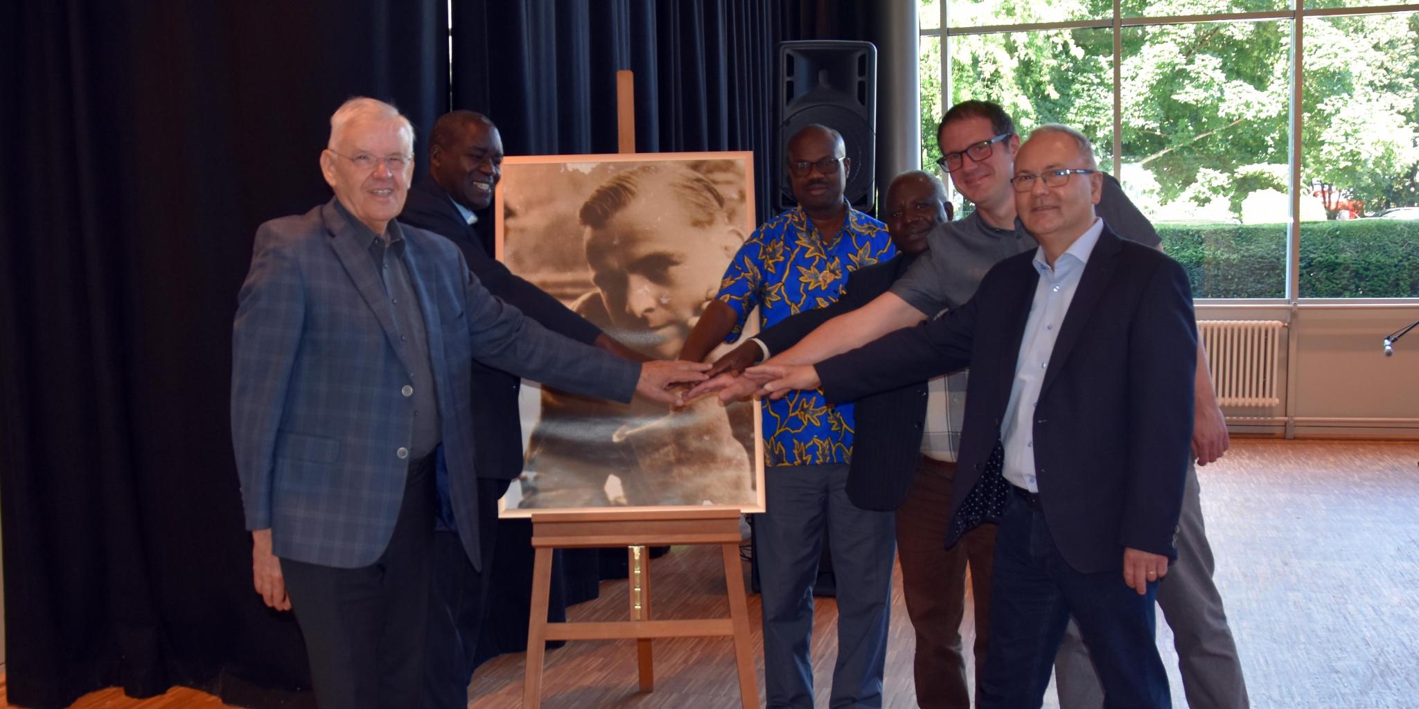 Prälat Herbert Hoffmann, Frère Alexis, Frère Révocat, Frère Cyriaque, Stephan Arnold (Willi-Graf-Realschule) und Stefan Kilz (Willi-Graf-Gymnasium) (von links). Foto: Ute Kirch