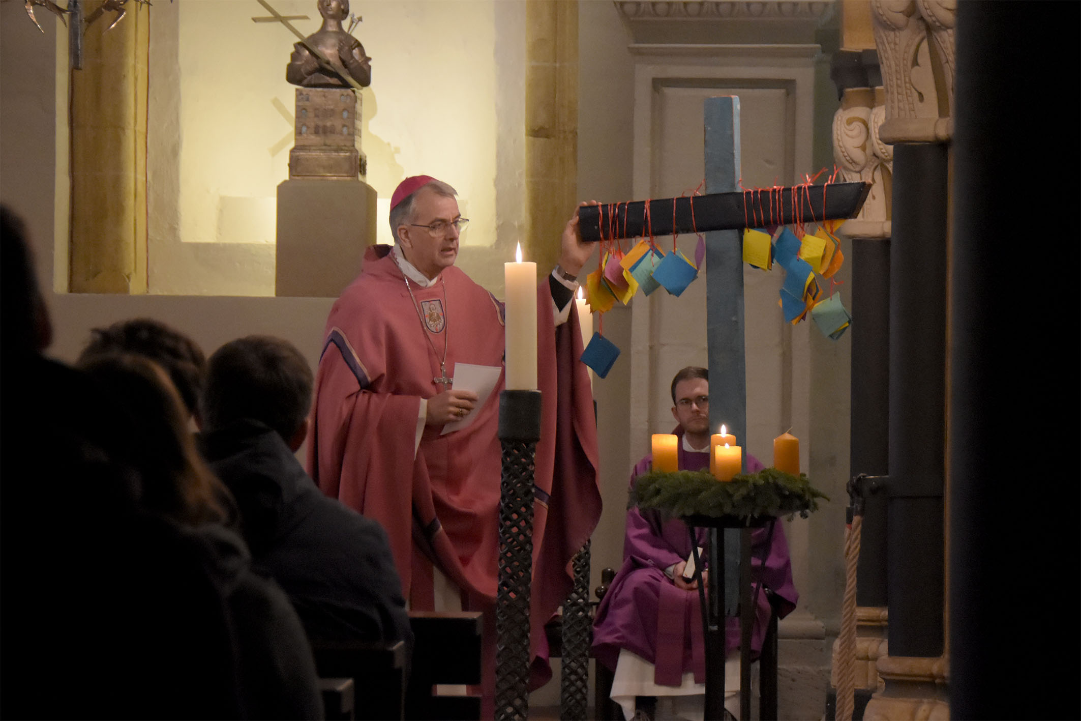 Weihbischof Peters im Aussendungsgottesdienst neben dem Pilgerkreuz, das die Jugendlichen auf ihrem Weg zum Weltjugendtag begleitet hat.