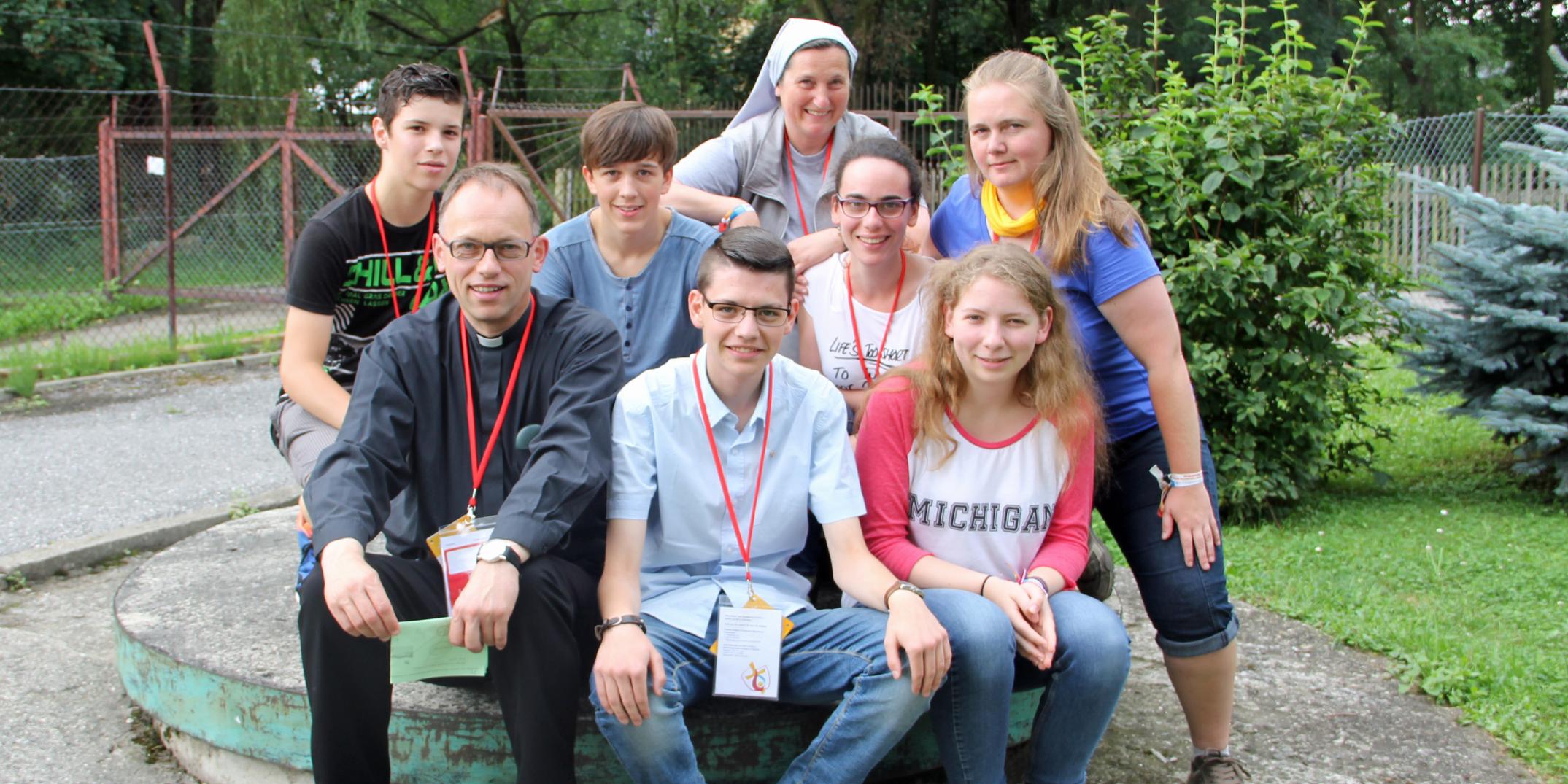 Alexander (2.Reihe, 2vl) mit seiner Gruppe aus Bernkastel mit Begleitpersonen Kaplan Paul Eich (vorne links) und Schwester Irena Kades (hinten).