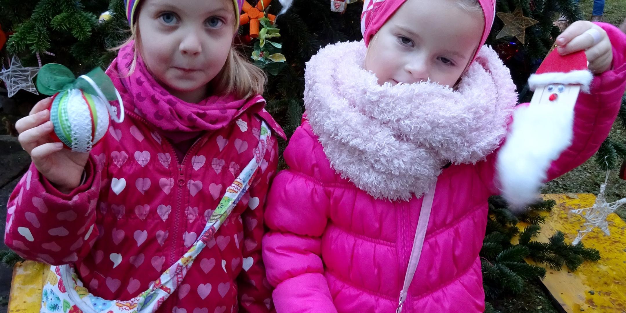 Nach dem gemeinsamen Schmücken ging Oberbürgermeister Leibe mit den Kindern zur Eröffnung des Weihnachtsmarkts auf den Domfreihof. Foto: Anke Stadtfeld-Penth