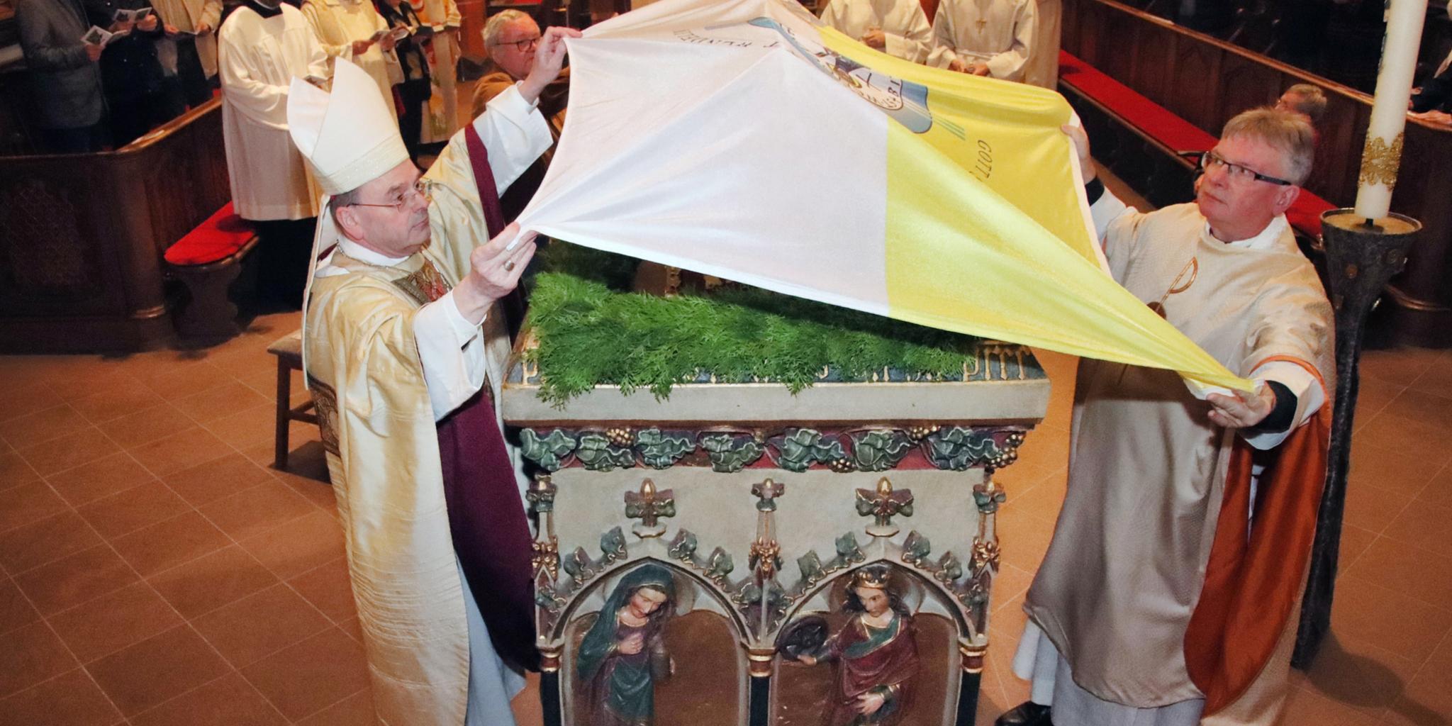Weihbischof Robert Brahm und Pastor Klaus Leist vor dem Schrein des Heiligen Wendelin. Foto: Josef Bonenberger