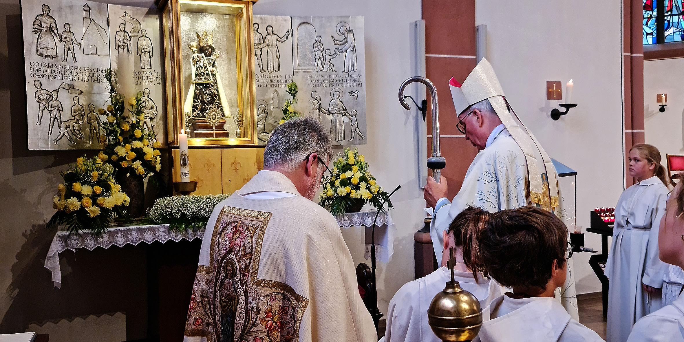 Weihbischof Peters eröffnet vor dem Marienaltar die 76. Marien-Wallfahrtswoche in Riegelsberg. Foto: Peter Weber