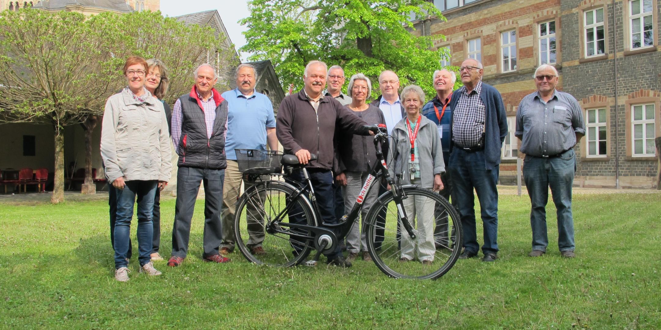 Mit dem Fahrrad legen die Helferinnen und Helfer in der Stadt viele Wege zurück.