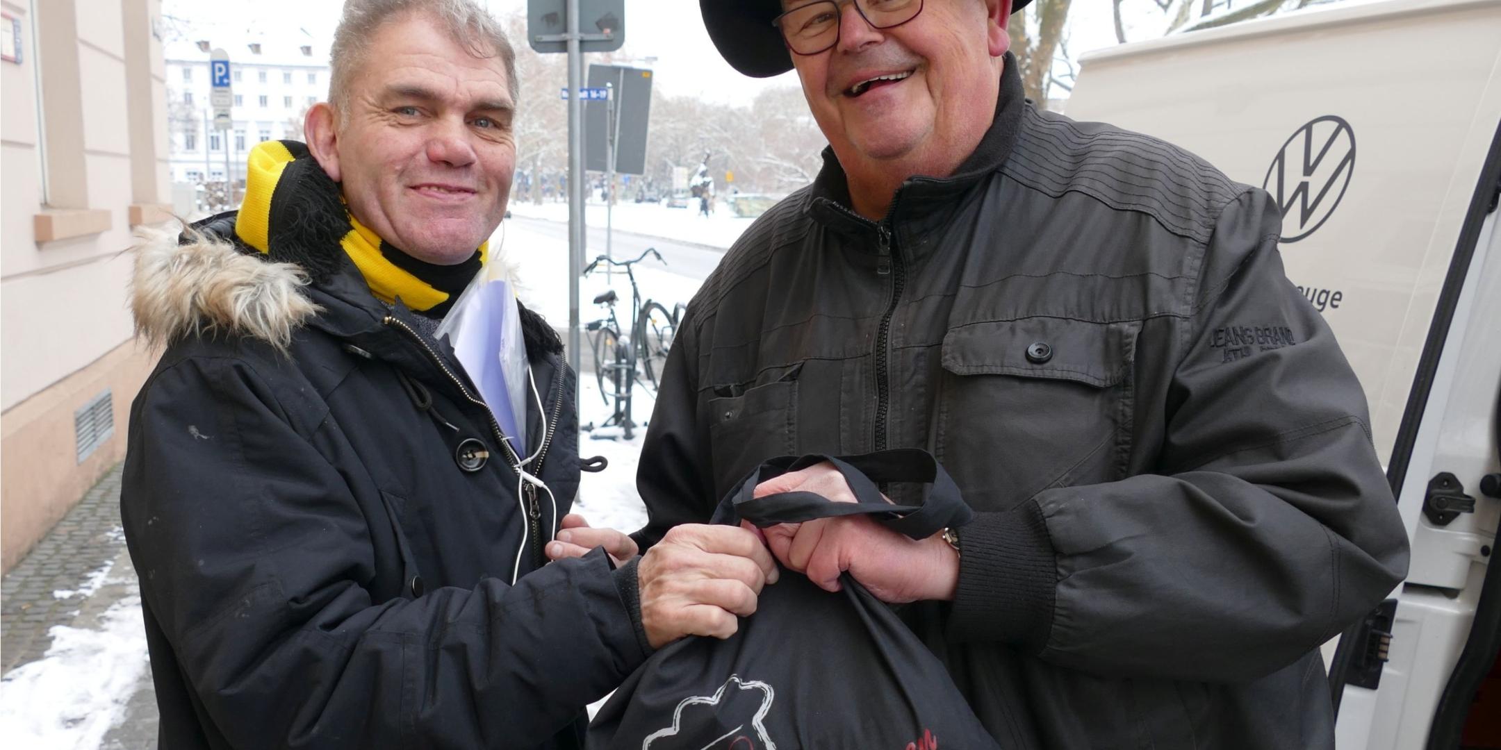 Ein Zeichen der Wertschätzung und Mitmenschlichkeit: Gerade in diesen besonderen Zeiten war es Küchenchef Jean-Luc Mundel (rechts) ein Herzensanliegen, Wohnungslosen eine Freude zu bereiten. Foto: Caritasverband Koblenz/Marco Wagner