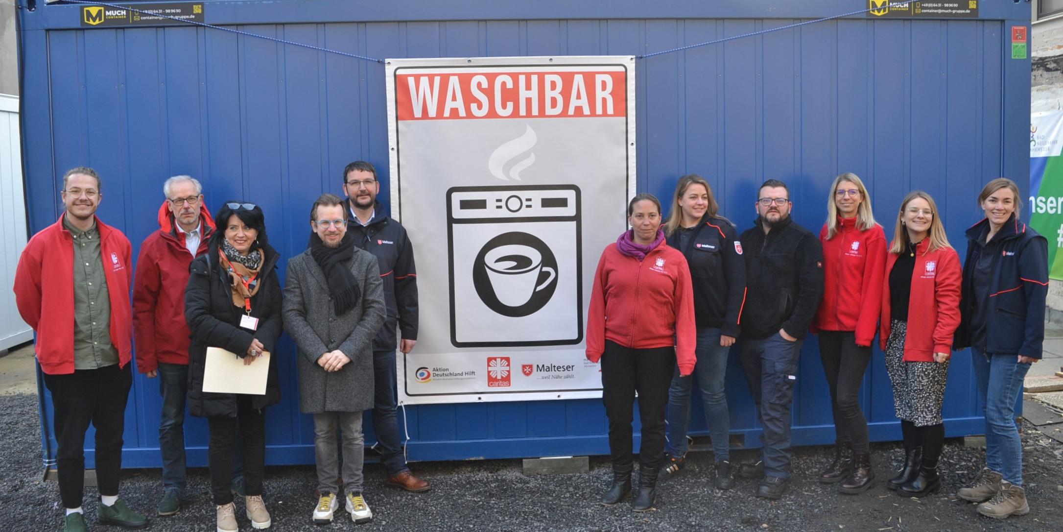 Malteser, Caritas und Pfarrei sehen die neue Waschbar als Erleichterung für ein Leben im Ahrtal. Foto: Caritas/E.T. Müller