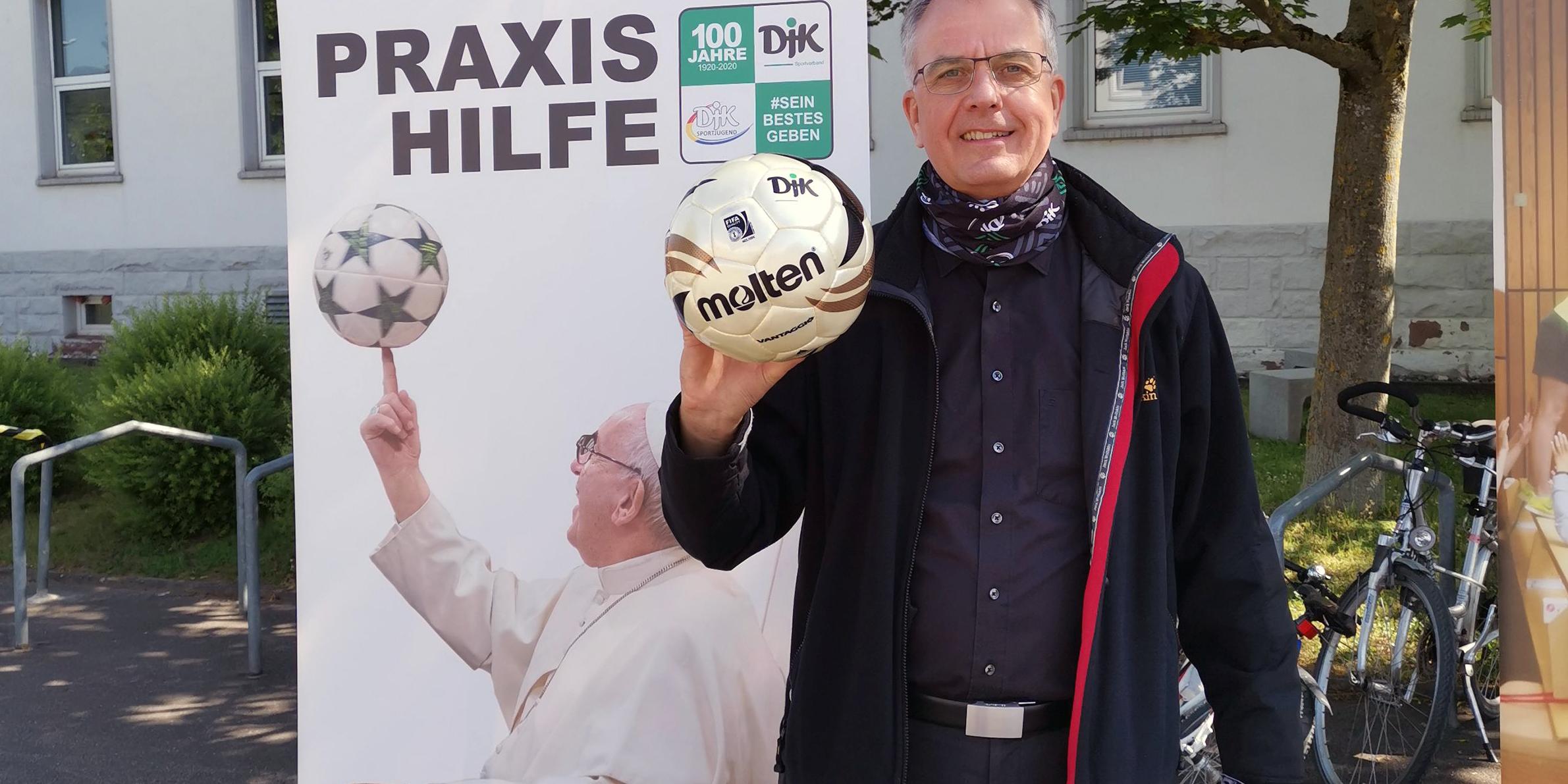 Weihbischof Jörg Michael Peters bei einer Aktion der DJK (Foto: DJK-Archiv)