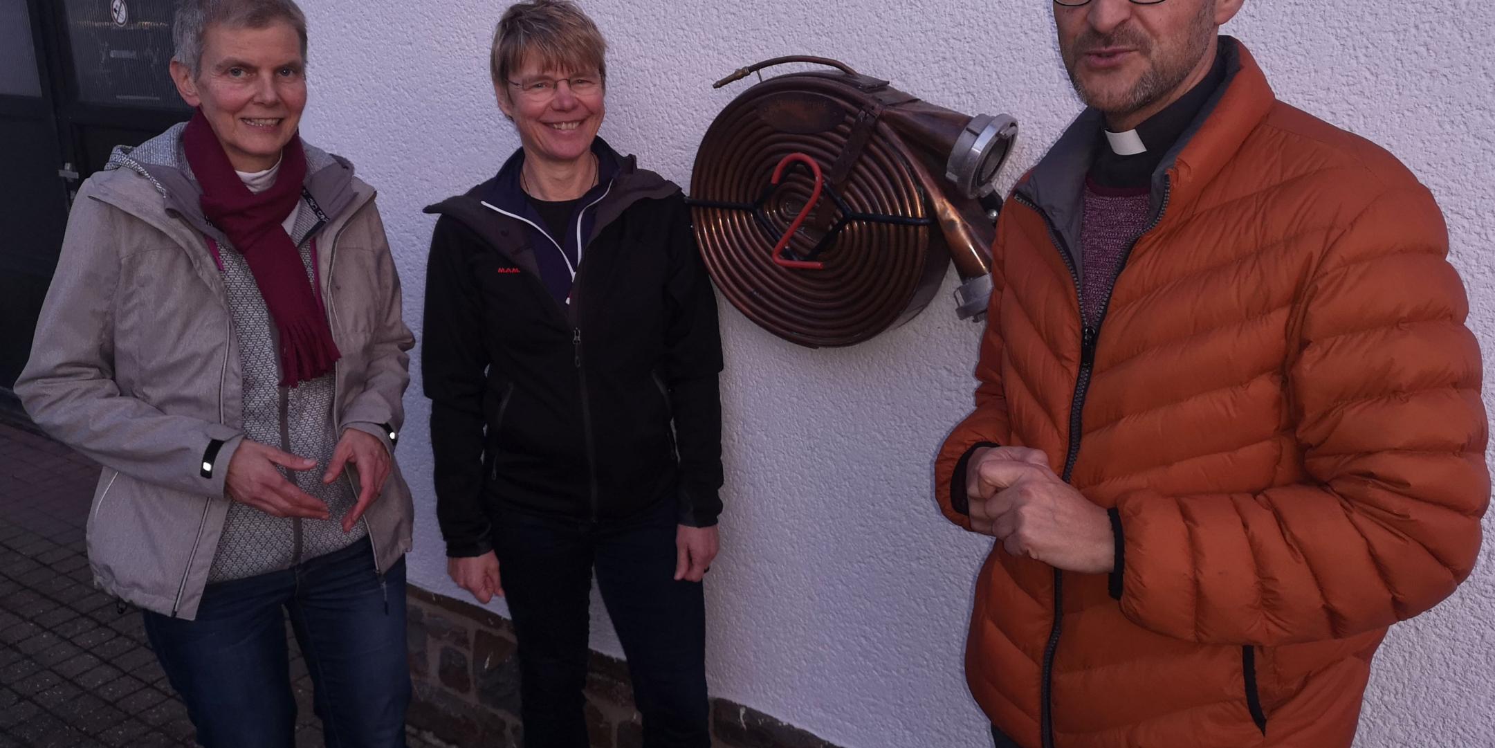 Ulrike Phiesel, Bärbel Knieps und Pfarrer Jörg Meyrer (v. links) vor dem Feuerwehrgerätehaus Ahrweiler, in dem an Heiligabend „Weihnachten anders“ gefeiert wird.