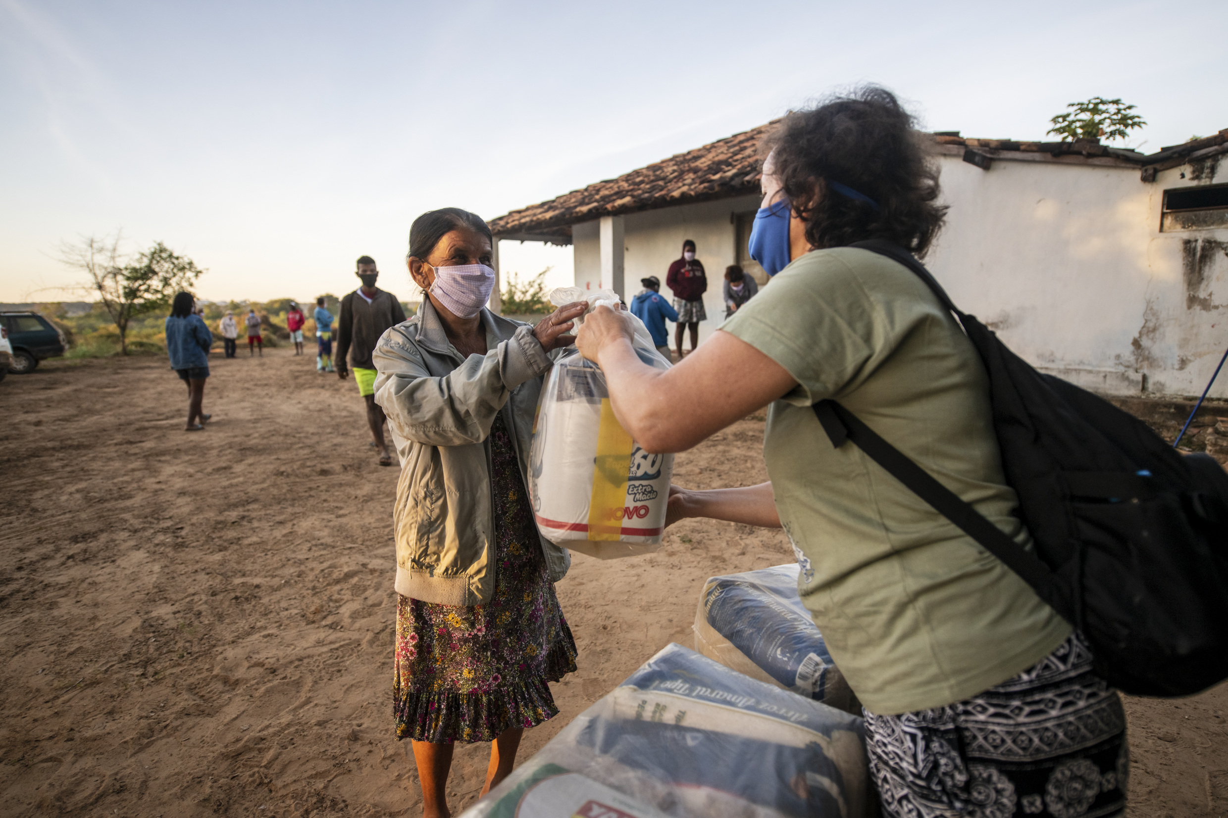 Schwester Neusa do Nascimento und Schwester Leticia verteilen Lebensmittel, Hygieneartikel und Schutzmasken im Rahmen der Corona-Soforthilfe der Fischereipastoral CPP in der Region Minas Gerais, Brasilien (Foto: Adveniat)