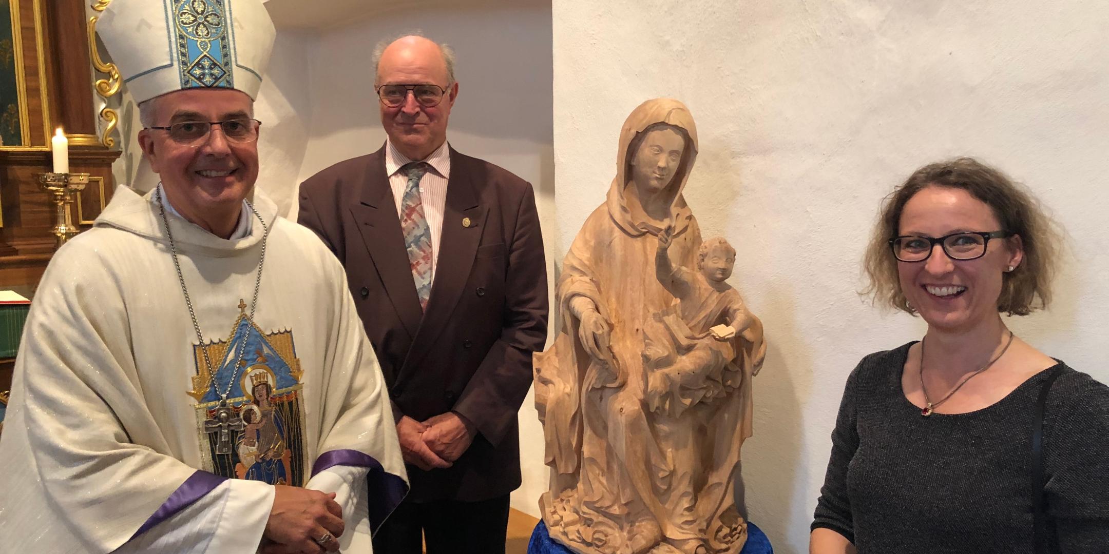 Weihbischof Jörg Michael Peters (links) mit Initiator Günter Schlemmer und der Bildhauerin Andrea Wörner.