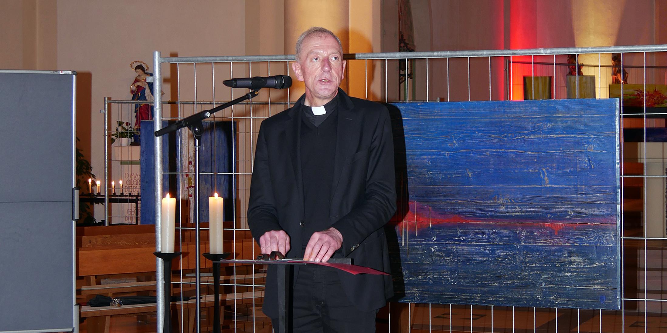 Der Vorsitzende des Diözesan-Caritasverbandes, Domkapitular Benedikt Welter beim Hospizabend (Foto: G. Jacquemoth/DiCV Trier)