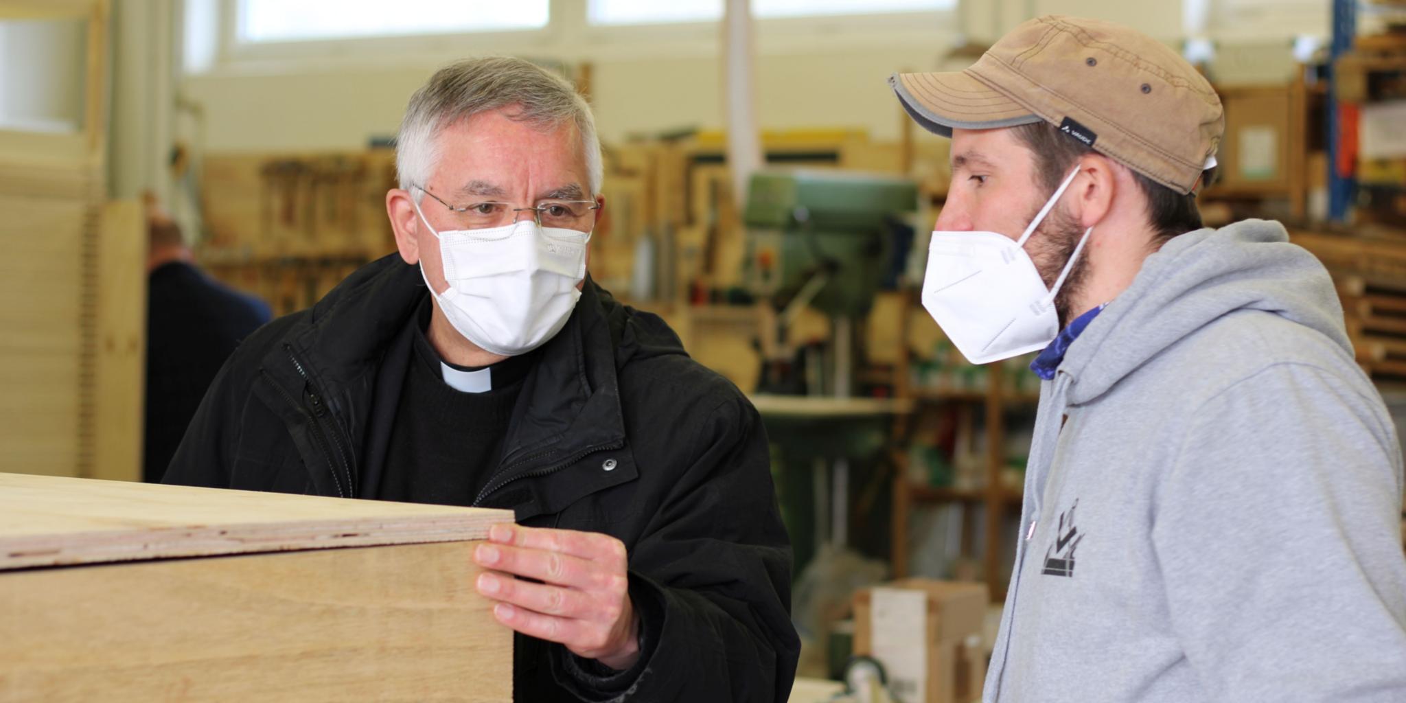 Werkstattleiter Tobias Rohr verschafft Weihbischof Franz Josef Gebert einen Überblick über die Arbeit in der Schreinerei. (Fotos: Isabel Athmer/Bistum Trier)