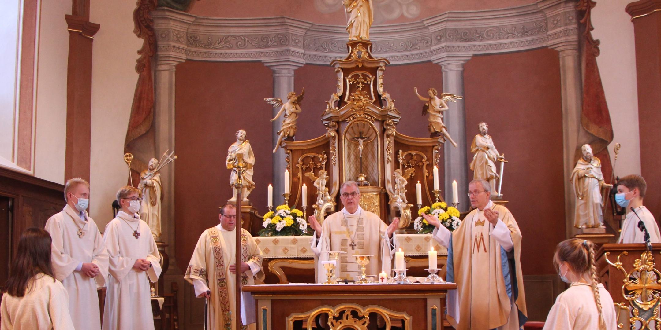 Gemeinsam mit vielen Gläubigen feierten Weihbischof Jörg Michael Peters (Mitte), Diakon Markus Engel (links) und Pastor Paul Diederichs einen Gottesdienst in der wiedereröffneten Pfarrkirche in Briedel. Foto: Brigitte Bettscheider