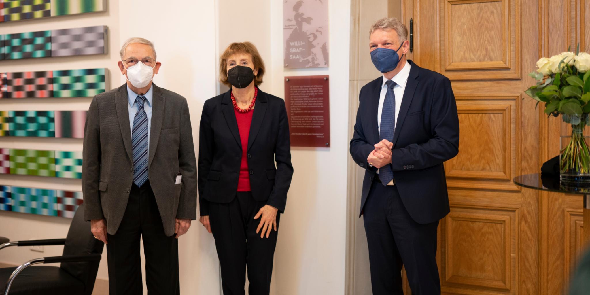Joachim Baez, der Neffe Willi Grafs, Dr. Hildegard Kronawitter, Vorsitzender der Stiftung Weiße Rose e.V. und Landtagspräsident Stephan Toscani (vlnr) enthüllen am Eingang des Sitzungssaals eine Erinnerungstafel im Willi-Graf-Saal. Foto: Landtag des Saarlandes