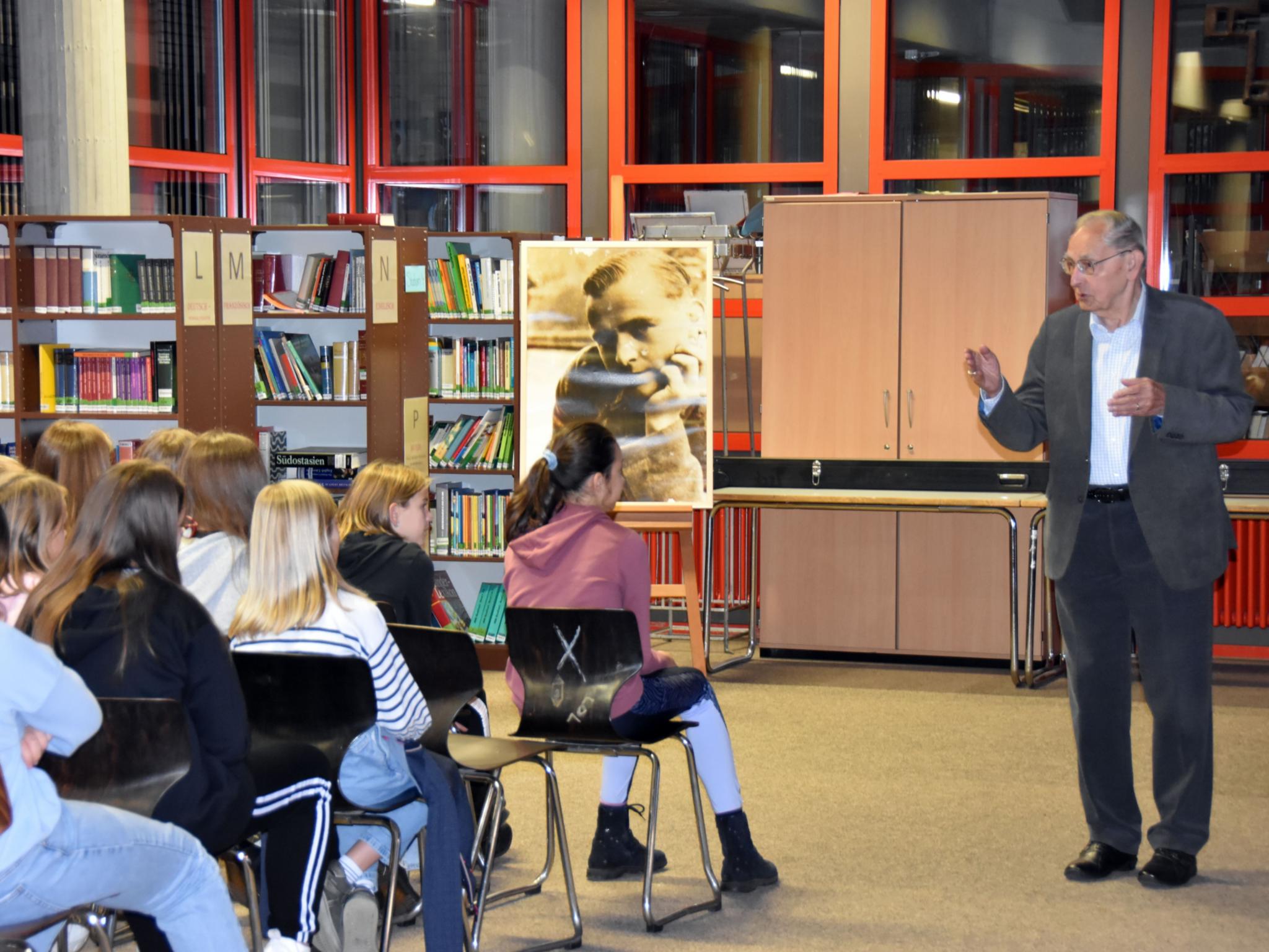Joachim Baez, Neffe Willi Grafs, spricht vor Fünft- und Sechstklässlern der Willi-Graf-Schulen in Saarbrücken. Foto: Ute Kirch/Bistum Trier