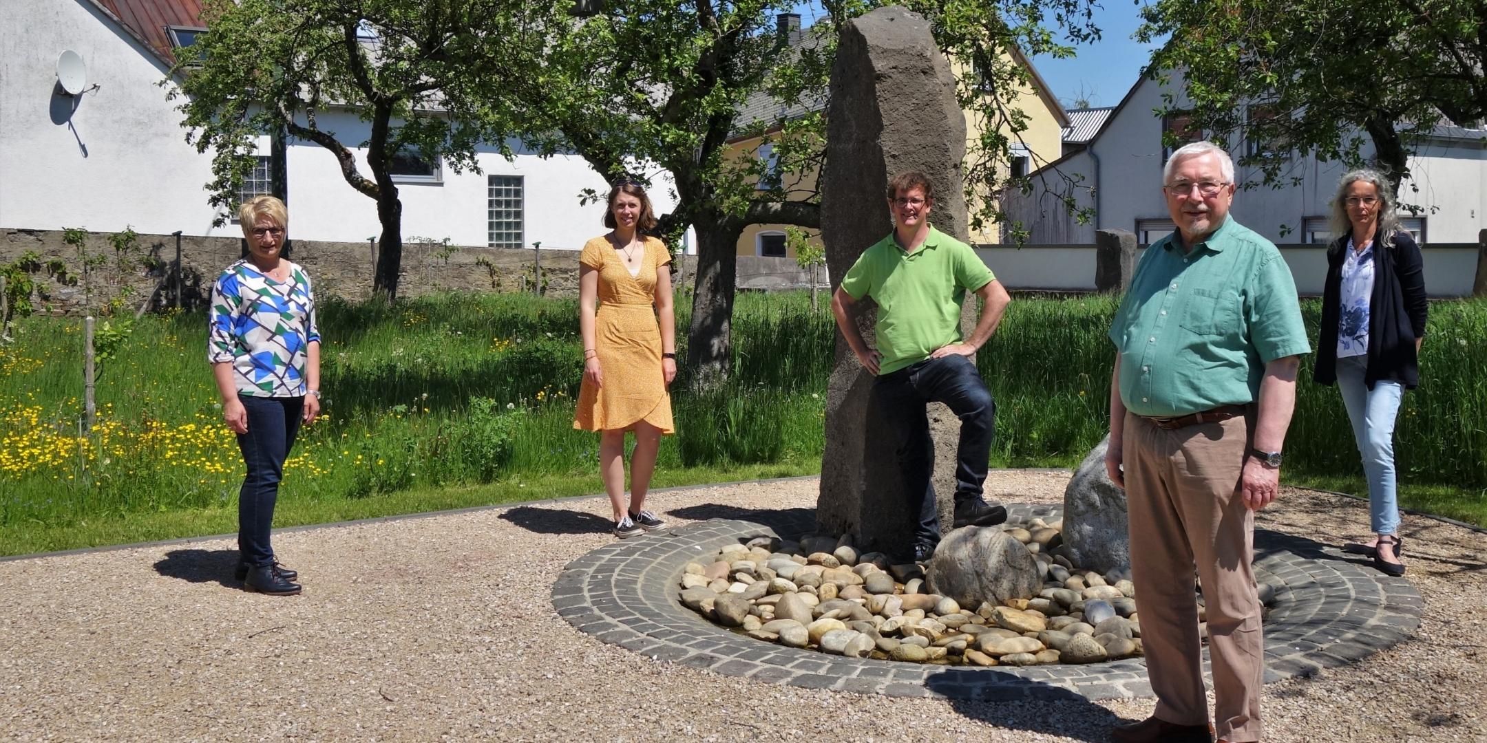 Das Team von Wir.Zusammen.Aktiv v. links Christine Engels (Verbandsgemeindeverwaltung Vordereifel), Elena Janzen (Mehrgenerationenhaus Mayen), Pastoralreferent Oliver Serwas, Hugo Nowicki (Ehrenamtlicher) und Dorothee Waldorf (Pflegestützpunkt Mayen/Vordereifel). Es fehlt Iris Emmerich (Katholische Familienbildungsstätte Mayen). Bistum Trier/Julia Fröder