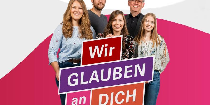 Mitarbeiterinnen und Mitarbeiter des Bistums Trier werben mit Generalvikar Dr. Ulrich Graf von Plettenberg für das neue Internetportal wirGLAUBENanDICH.de