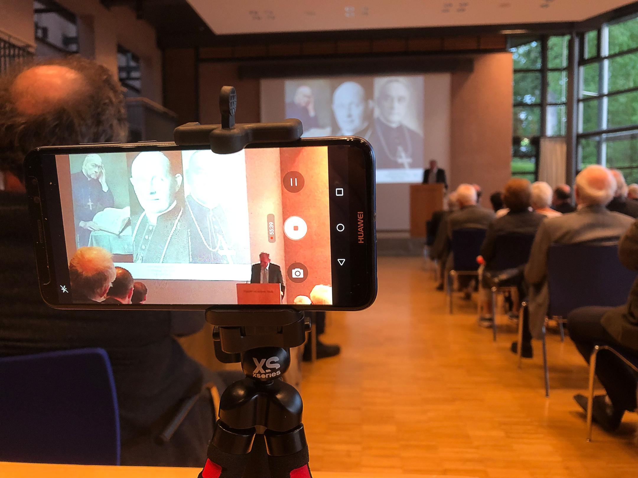 Blick auf den Referenten und das Plenum