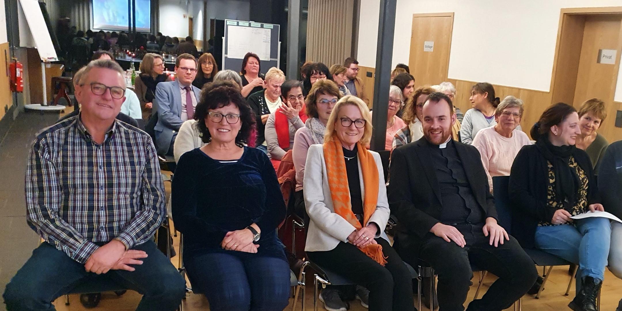 Rund 40 Männer und Frauen sind zu den Workshops ins Forum St. Ludwig gekommen. Foto: Mayer