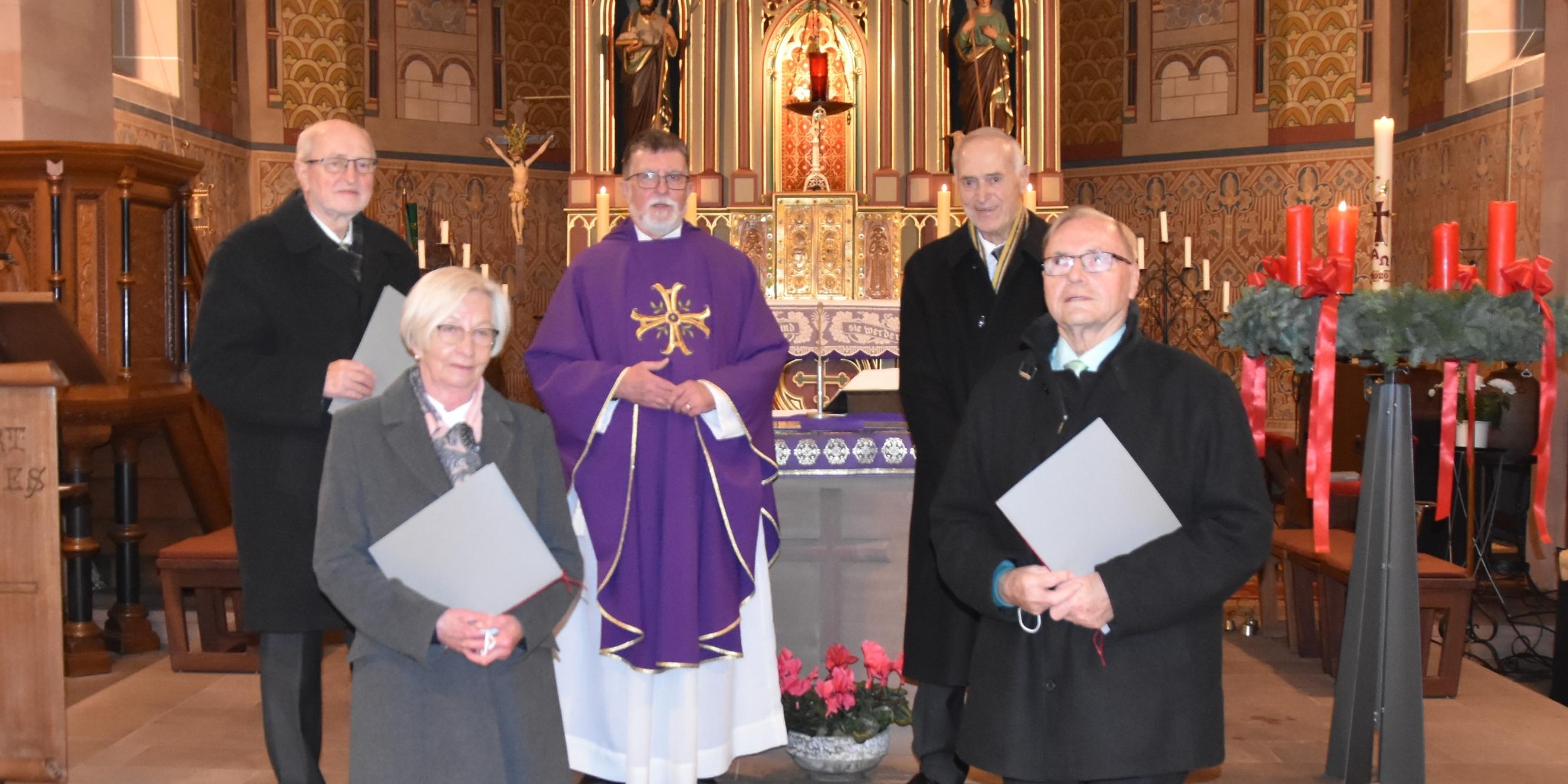 Hans-Josef Lücke, Ingrid Wilkin, Pastor Leo Koch, Heinz Jennewein (hinten) und Manfred Barth (vlnr) in der Pfarrkirche Johannes der Täufer in Weiskirchen-Konfeld. Foto: Ute Kirch