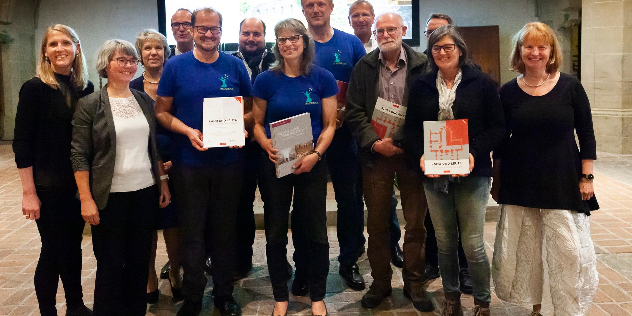 Das Projektteam Nationalparkkirche bei der Preisverleihung in Erfurt. Neben den Jury-Mitgliedern als Vertreter des Projektteams v.l.n.r. Clemens Grünebach, Gabi Kretz, Peter Kretz, Bernd Schmitt, Willi Zimmermann, Claus Wettmann (leider halb verdeckt) und Anne Speicher.