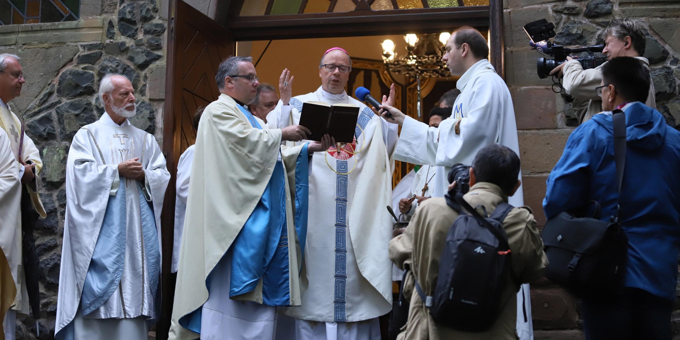 Großes Medieninteresse bei der Weihe der Marienkapelle Höchsten. Im Vordergrund: Bischof Dr. Stephan Ackermann und Pastor Hermann Zangerle von der Pfarreiengemeinschaft Lebach (links)