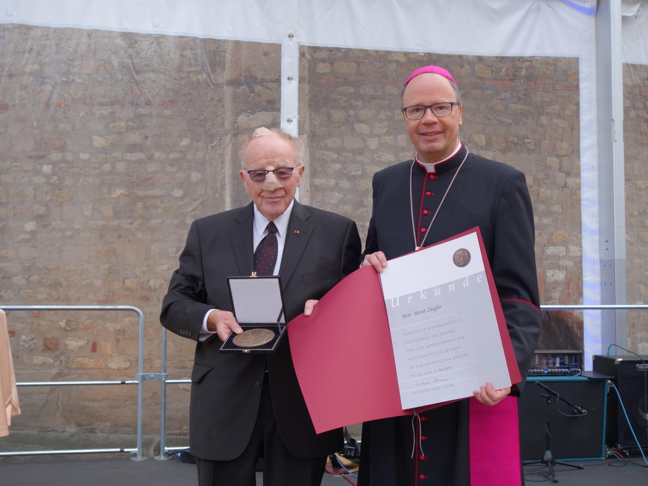 Horst Ziegler mit Bischof Ackermann