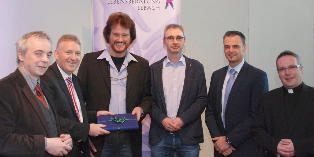 (vlnr): Dr. Andreas Zimmer, Landrat Patrik Lauer, Rudolf Hofrichter, Alexander Penth, Bürgermeister Klauspeter Brill und Pfarrer Hermann Zangerle