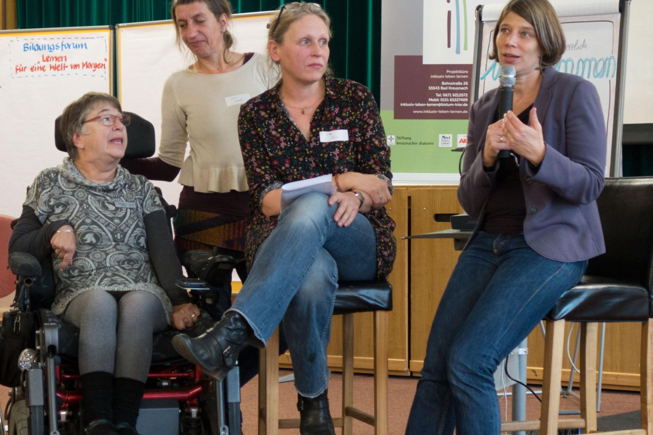 Gabriele Kloep-Weber (rechts), Sonja Welp (Zweite v. rechts) und Marianne Münz (links; mit Arbeitsassistentin Silvia Lewin) organisierten das Zukunftsforum.