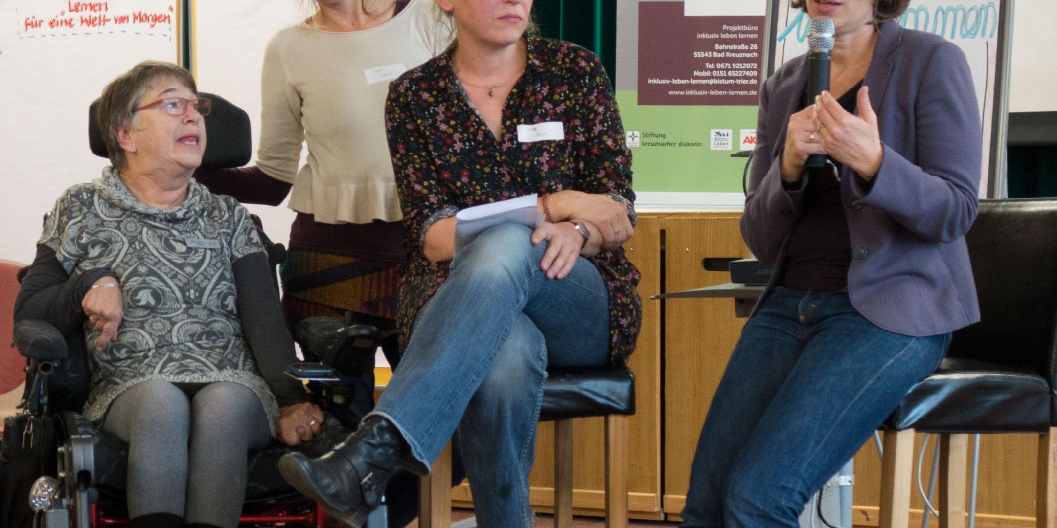 Gabriele Kloep-Weber (rechts), Sonja Welp (Zweite v. rechts) und Marianne Münz (links; mit Arbeitsassistentin Silvia Lewin) organisierten das Zukunftsforum.
