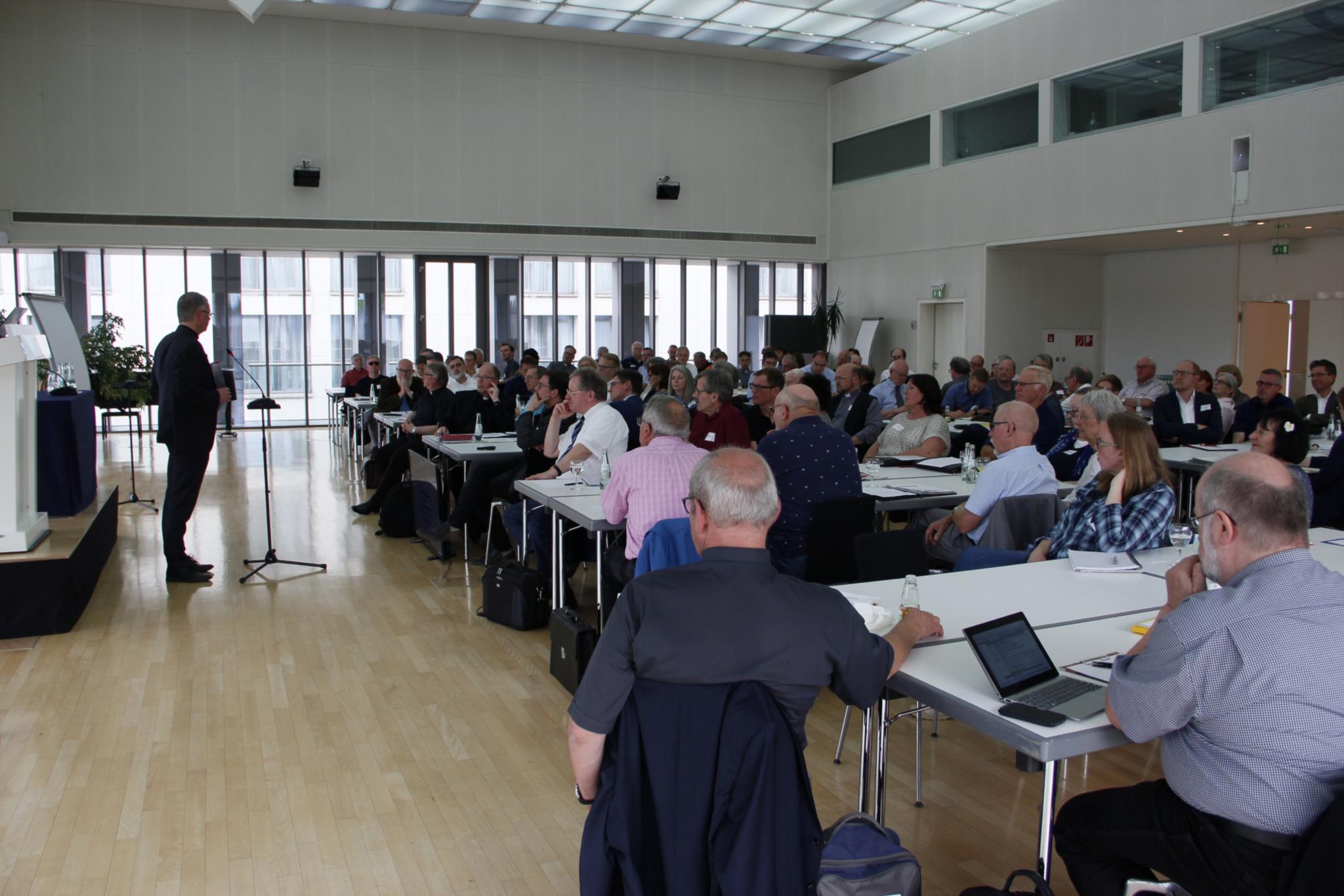 Generalvikar Dr. Ulrich von Plettenberg spricht zur Versammlung.