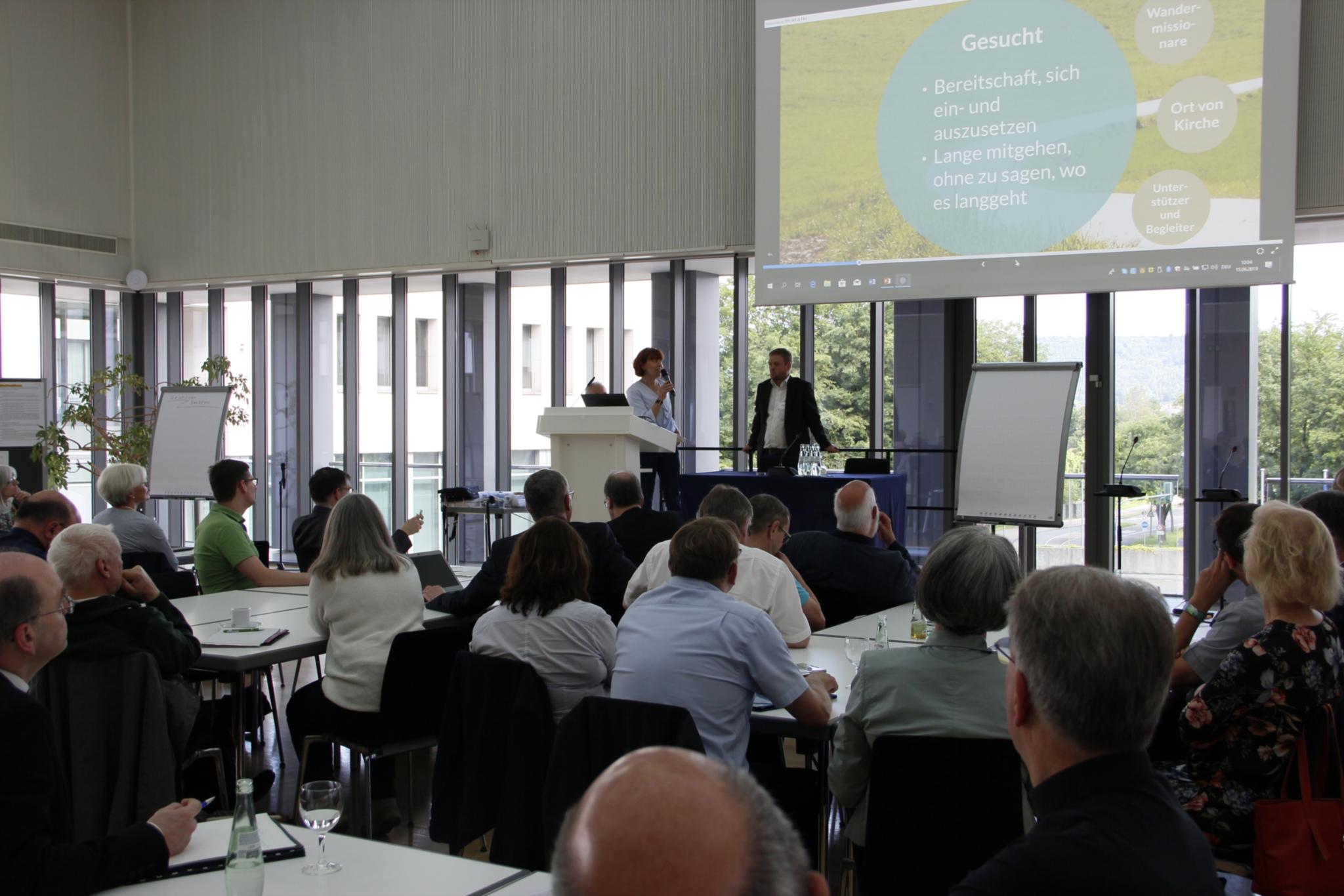Die derzeit arbeitenden Gruppen - hier Karin Müller-Bauer von der Gruppe 'Missionarische Teams und freiwilliges missionarisches Jahr - stellten ihre Überlegungen vor.