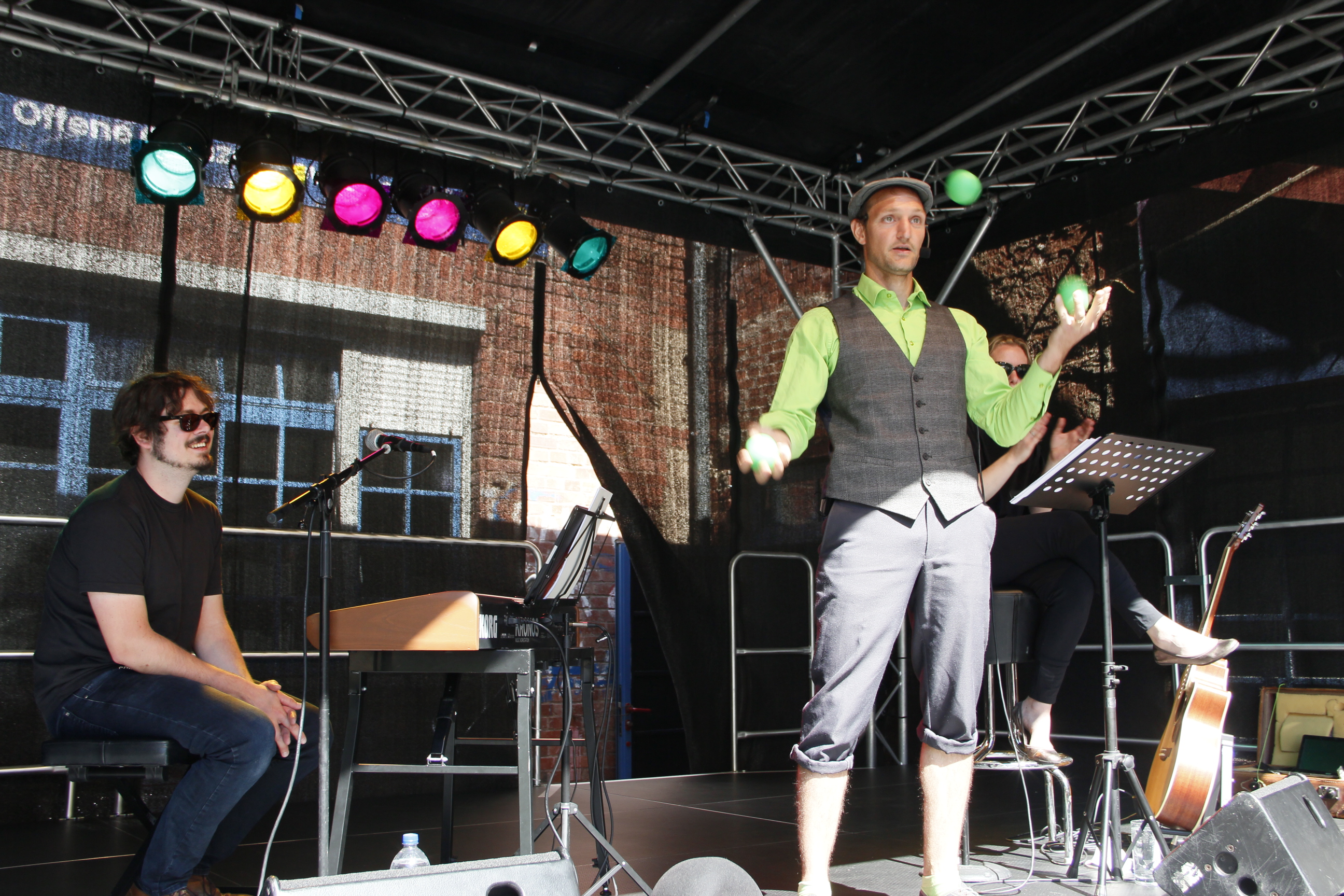 Johannes Still am Keyboard, Julia Reidenbach an der Gitarre und Zirkuskünstler Tobias Kirstgen sorgen für gute Stimmung unter den Gästen