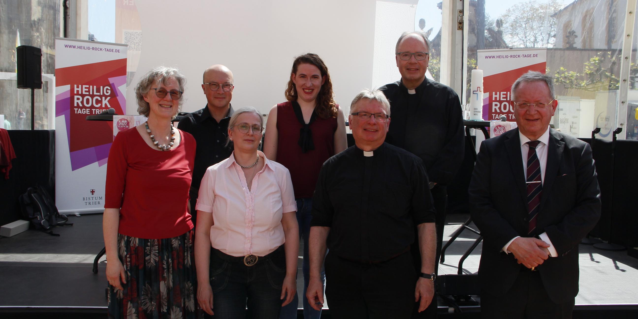Professorin Dr. Margareta Gruber, Prof. Dr. Johannes Brantl, Dr. Daniela Mohr-Braun, Sarah Henschke, Pfarrer Klaus Leist, Bischof Dr. Stephan Ackermann und Herbert Caspar (vlnr) diskutierten über den Synodalen Weg.