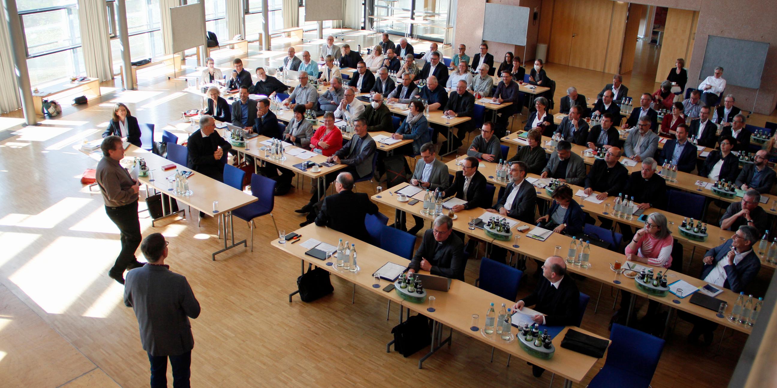 Knapp 100 Personen aus den Leitungen der Pastoralen Räume, der Dekanate und des Bistums sind im Robert-Schuman-Haus zusammengekommen.