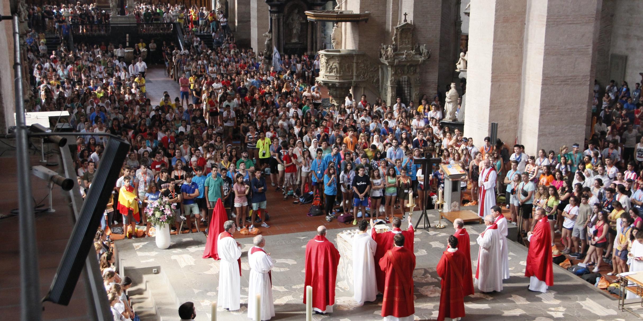 Die spanische Pilgergruppe feiert Gottesdienst im Trierer Dom.