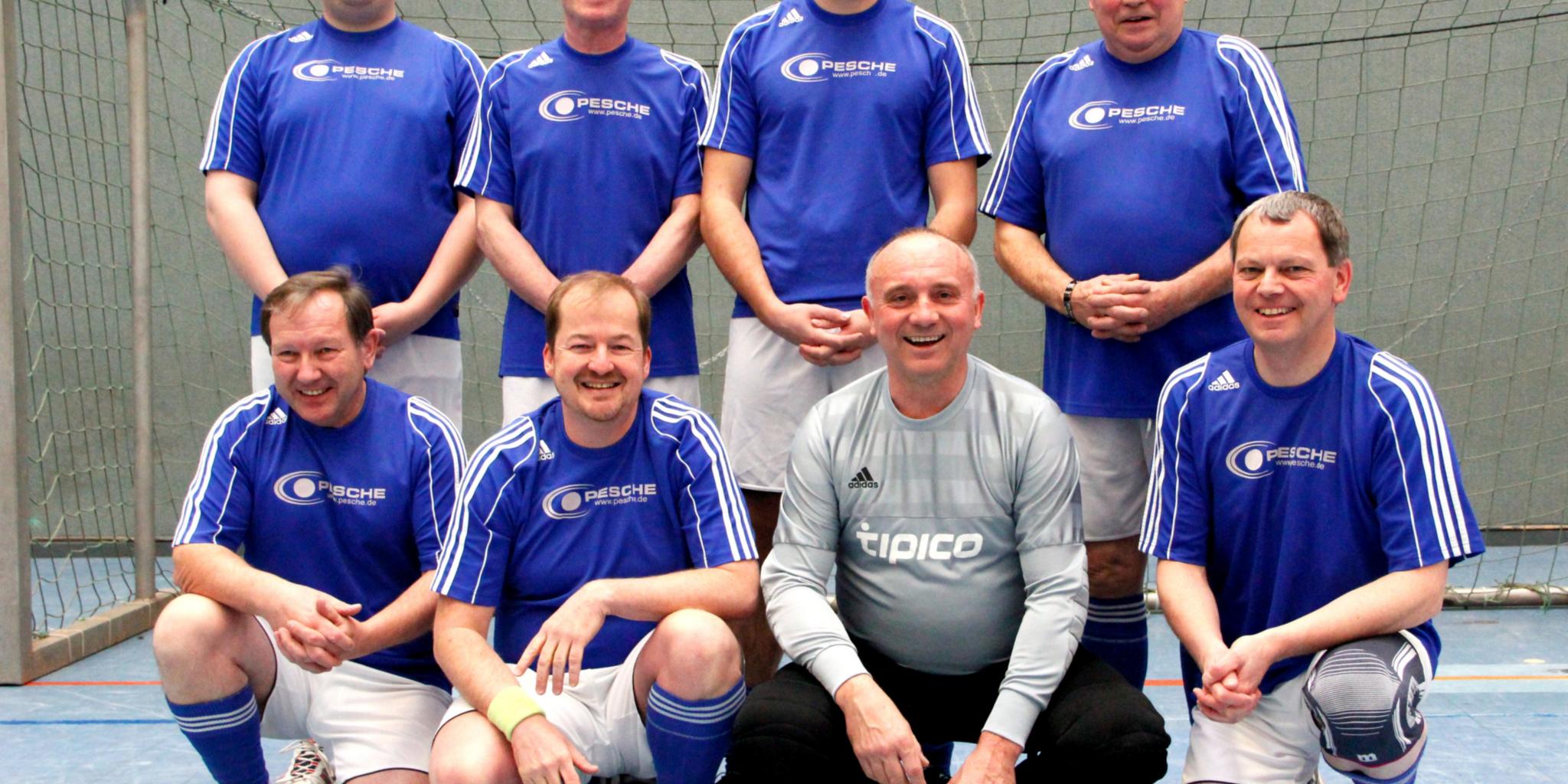 Das Team Kirche mit Kapitän Dechant Clemens Grünebach (vordere Reihe 2. v.l.) und Generalvikar Ulrich Graf von Plettenberg (vordere Reihe 1. v.r.).