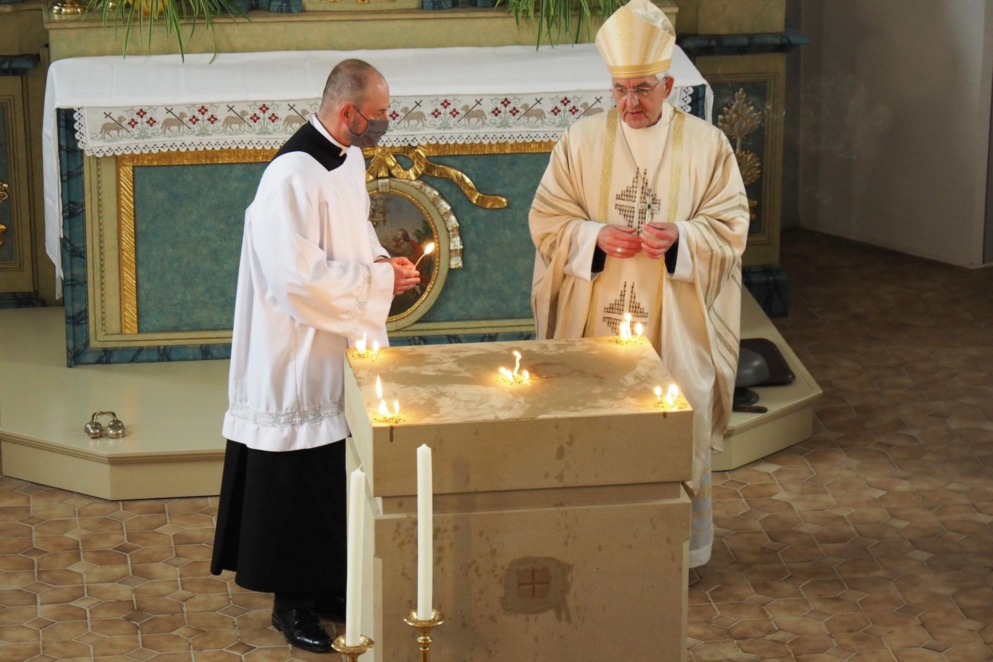 Weihbischof Franz Josef Gebert hat an fünf Stellen den Weihrauch auf dem Altar entzündet. Ihm zur Seite assistiert Pfarrverwalter Sebastian Peifer. (Foto: Stefan Endres/Bistum Trier)
