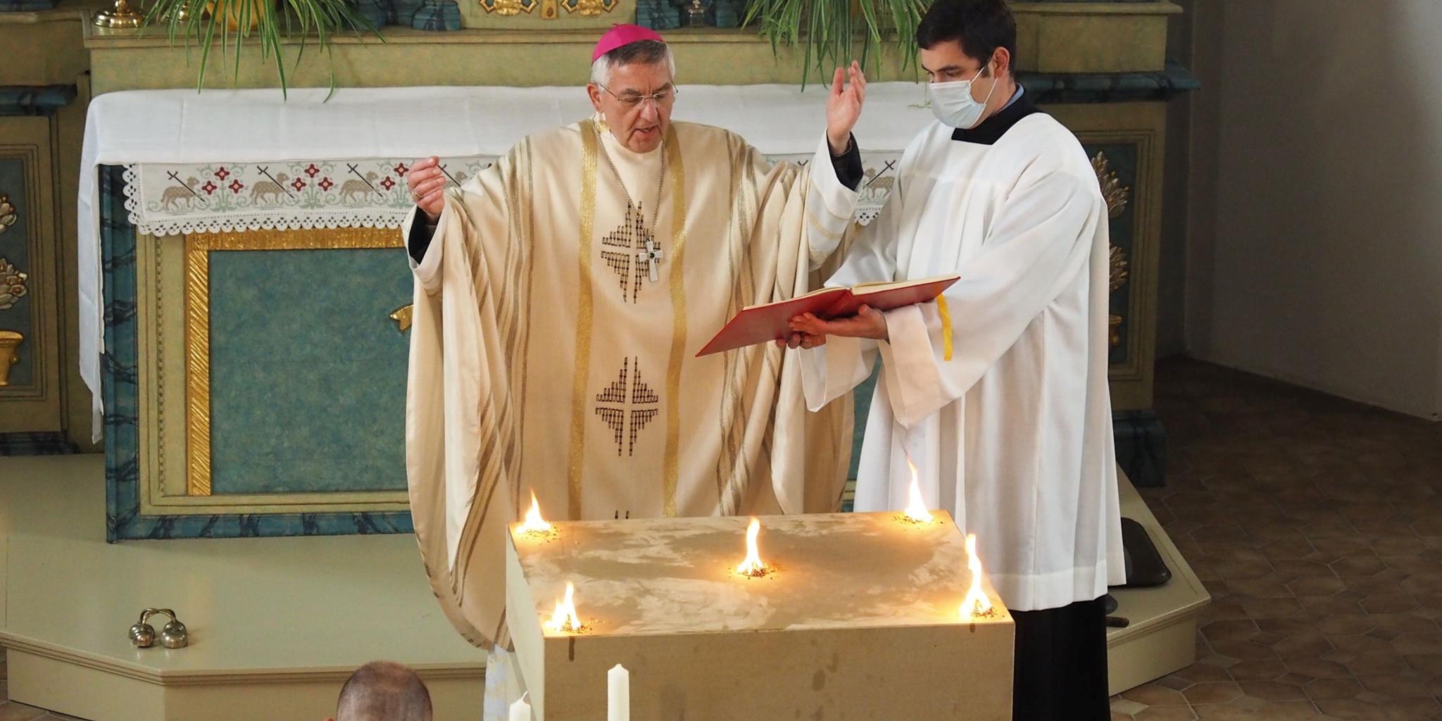 Weihbischof Franz Josef Gebert spricht das Weihegebet vor dem Altar, auf dem der Weihrauch verbrennt. (Foto: Stefan Endres/Bistum Trier)
