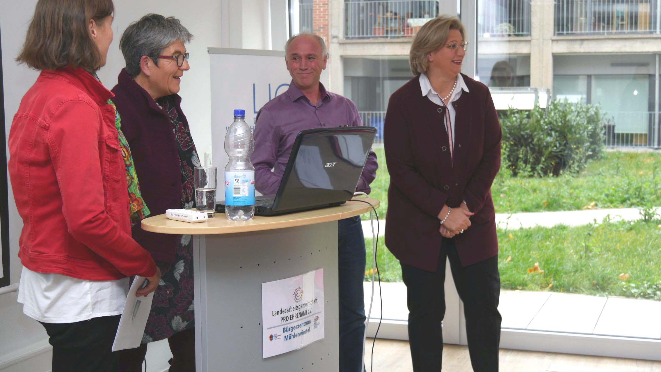 Ministerin Anke Rehlinger (r.) im Talk mit Helmut Selzer (Caritas), Astrid Klein-Nalbach (Diakonie) und SR-Moderatorin Karin Mayer (l.) (Foto: Gaby Jacquemoth/Caritas)