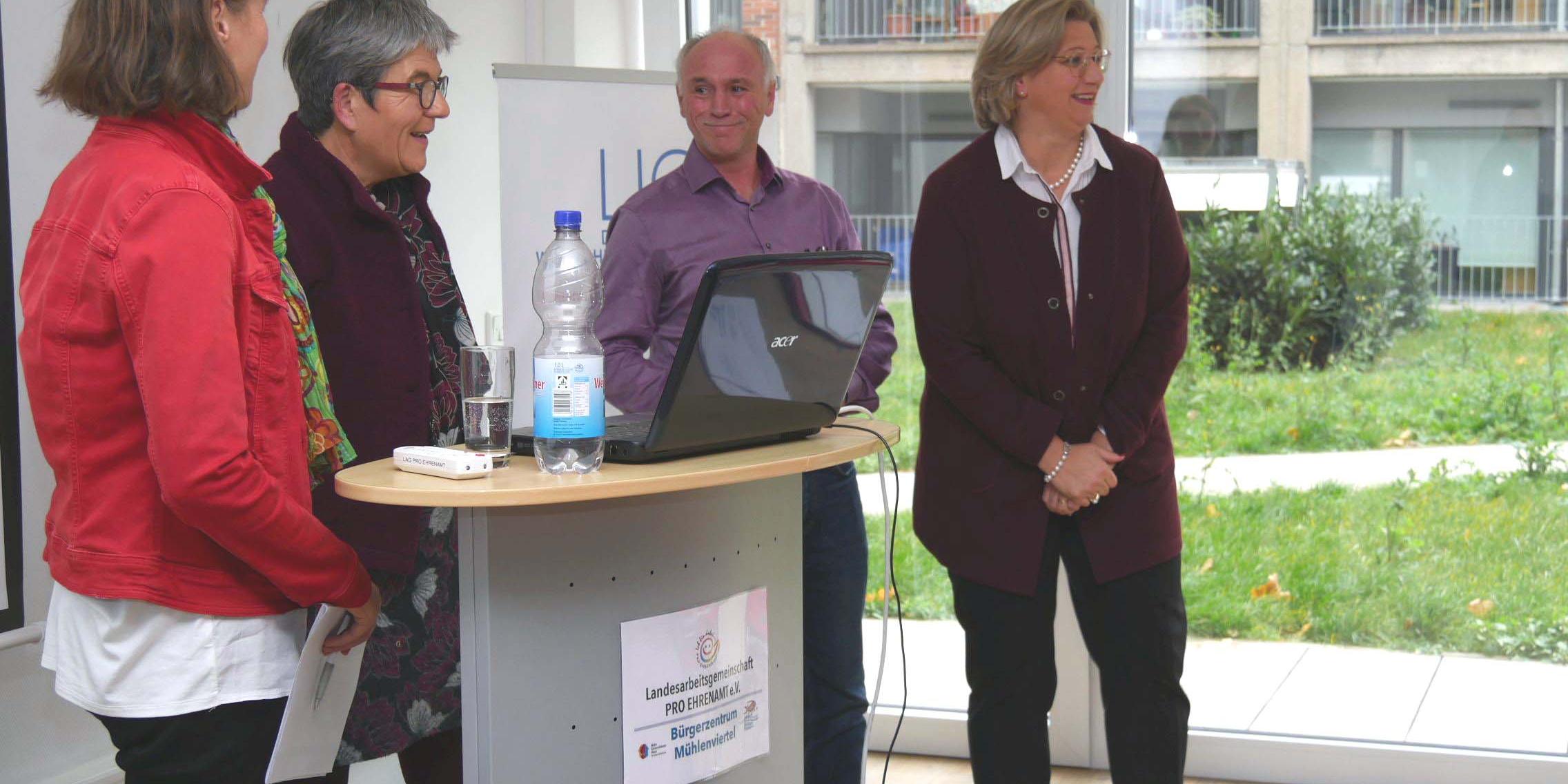 Ministerin Anke Rehlinger (r.) im Talk mit Helmut Selzer (Caritas), Astrid Klein-Nalbach (Diakonie) und SR-Moderatorin Karin Mayer (l.) (Foto: Gaby Jacquemoth/Caritas)