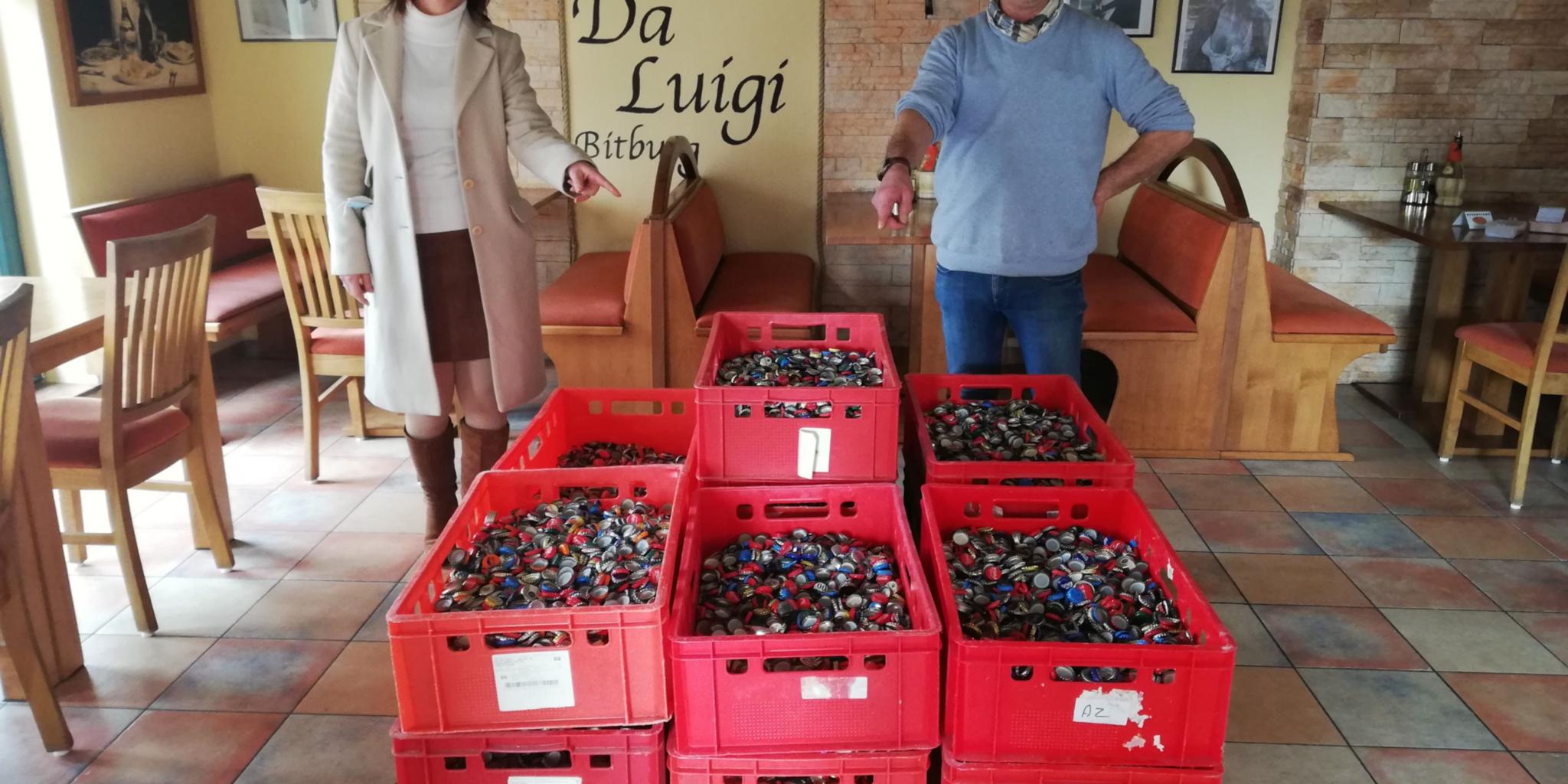 Rocco Silipigni übergibt 120 Kilogramm Kronkorken an Isabel Eckfelder. Foto: Torsten Hauer